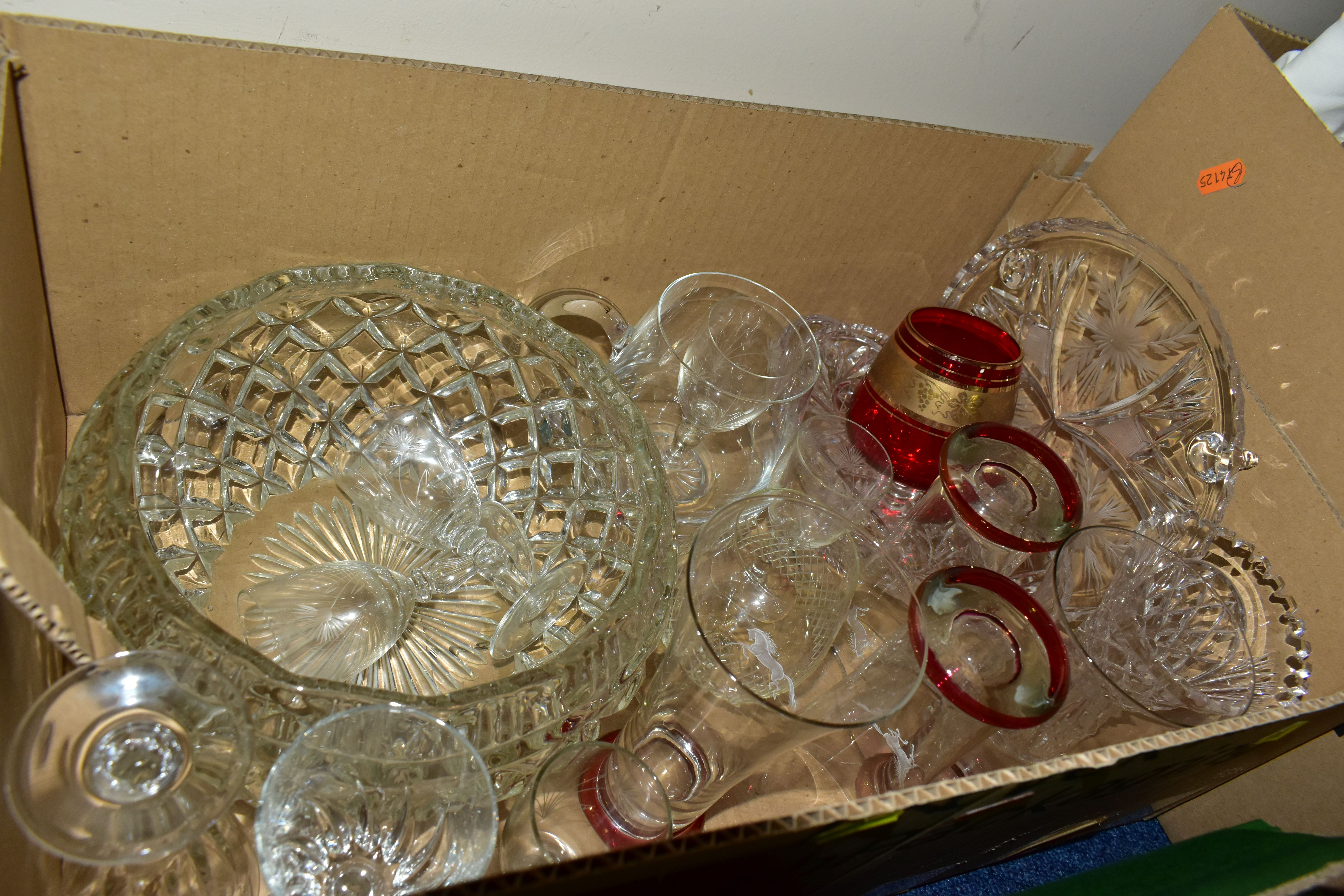 FOUR BOXES OF CERAMICS, LINEN AND GLASSWARES, to include a Royal Tuscan 'Charade' tea set with seven - Bild 4 aus 6