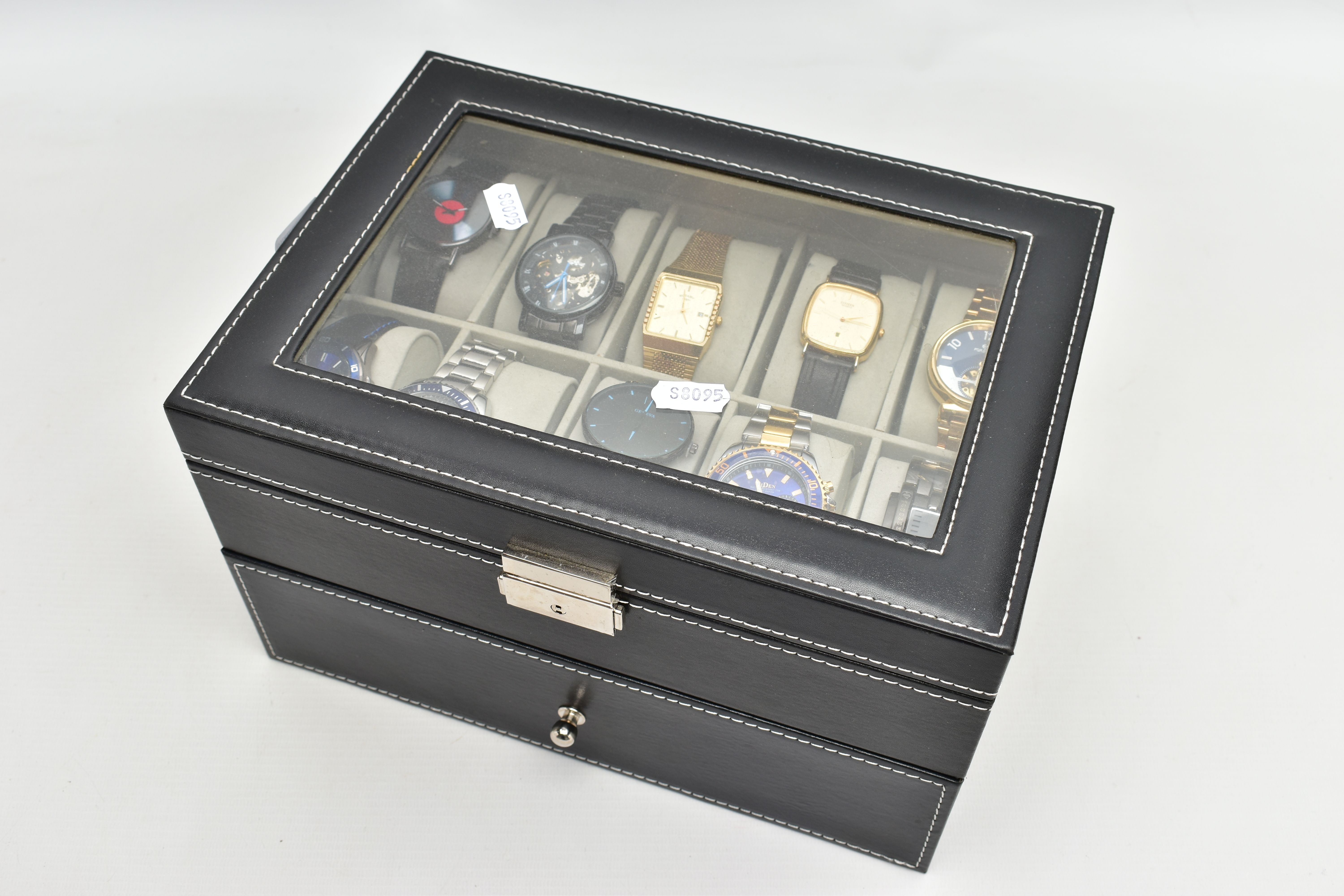 A WATCH DISPLAY CASE WITH WRISTWATCHES, a faux black leather display case, with twenty storage - Bild 6 aus 6