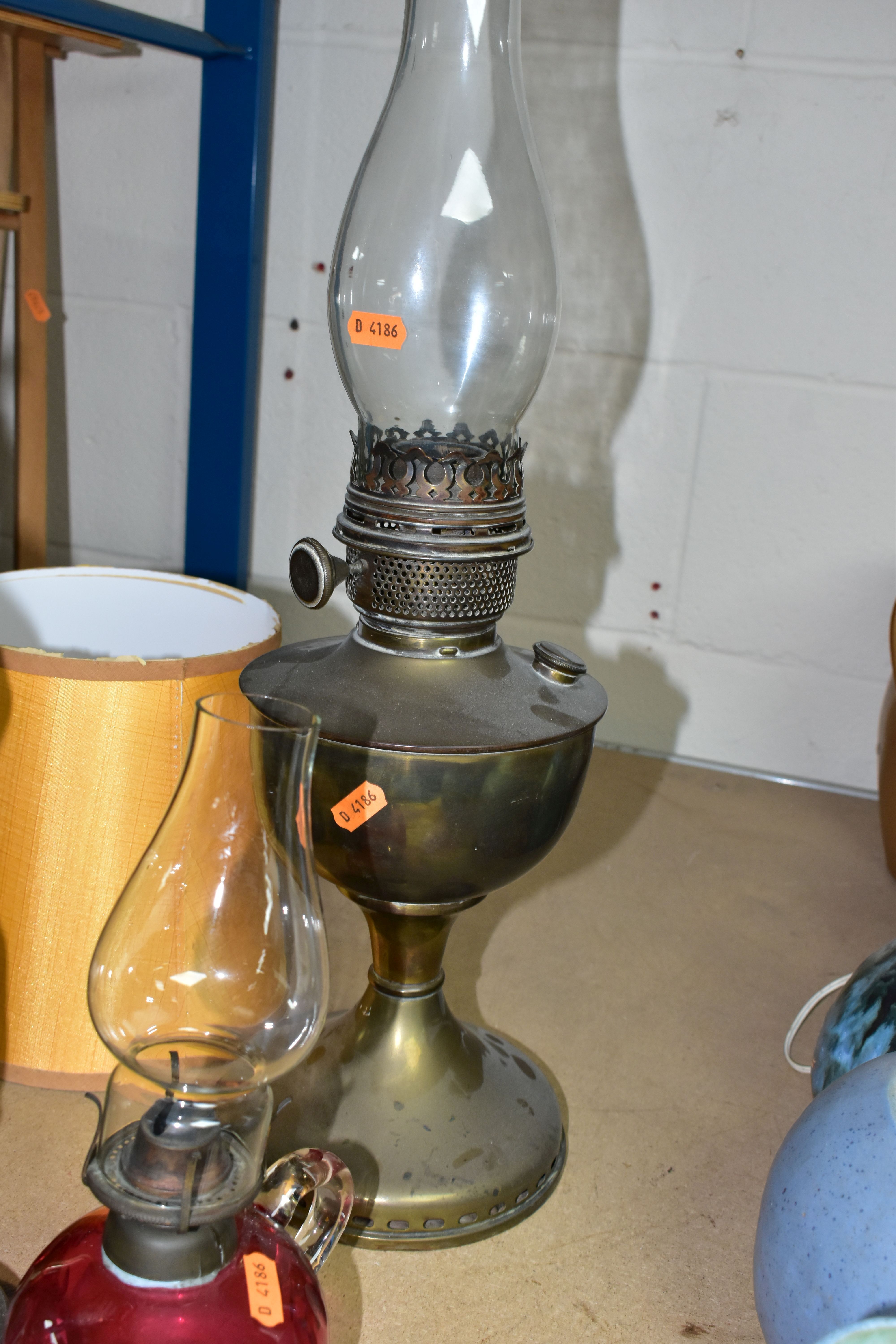 A GROUP OF FOUR LAMPS, comprising a brass oil lamp, height 56cm to top of glass chimney (no - Image 3 of 4