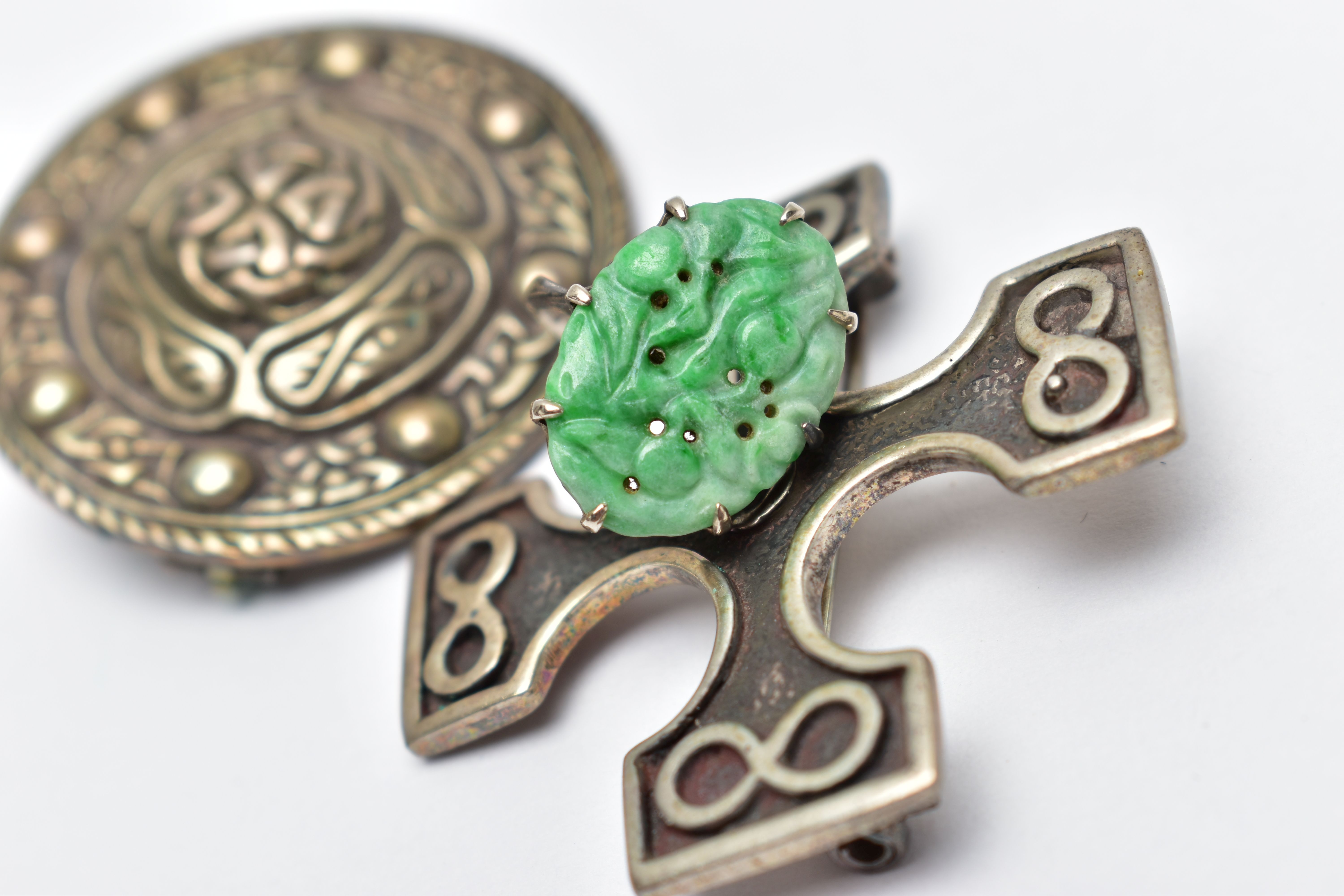 TWO SCOTTISH SILVER BROOCHES, the first a silver cross, detailed with four infinity symbols, - Bild 2 aus 3