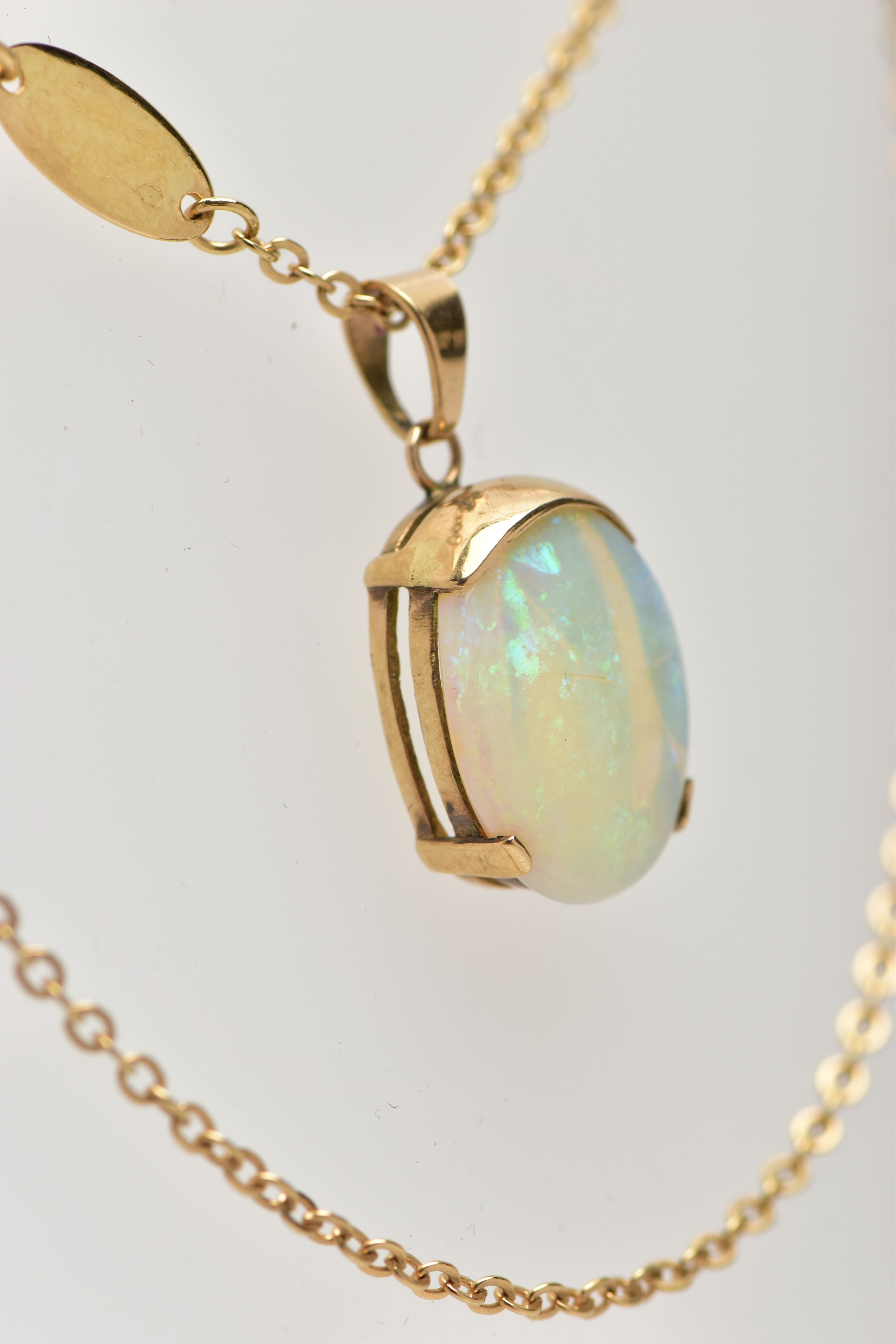 A YELLOW METAL OPAL PENDANT WITH CHAIN, the oval opal cabochon, with yellow metal cap, tapered - Image 2 of 6