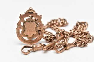 AN EARLY 20TH CENTURY 9CT GOLD ALBERT CHAIN AND FOB, a rose gold graduated curb link chain, fitted