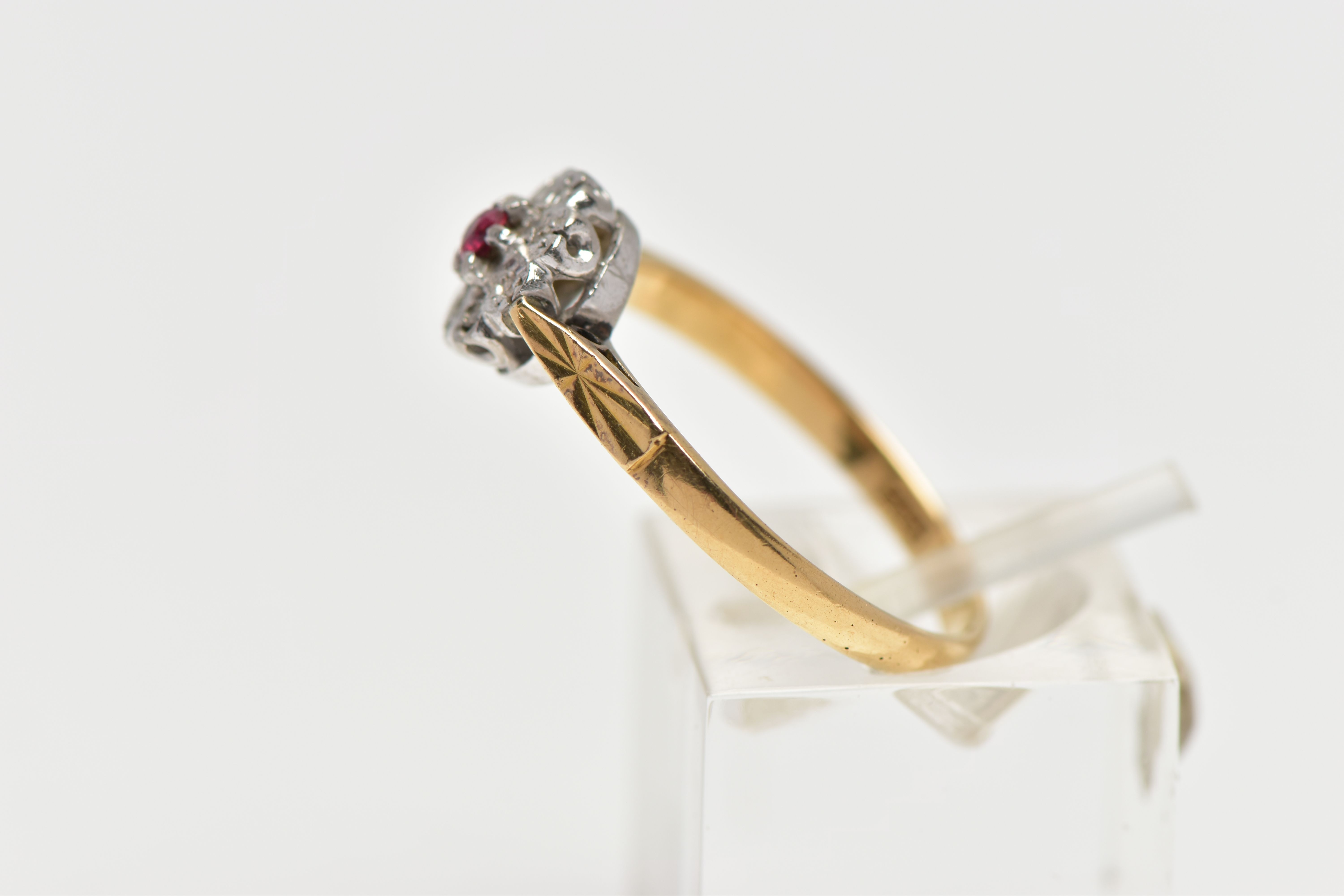 A YELLOW METAL DIAMOND AND RUBY CLUSTER RING, flower design, centring on a circular cut glass filled - Bild 2 aus 4