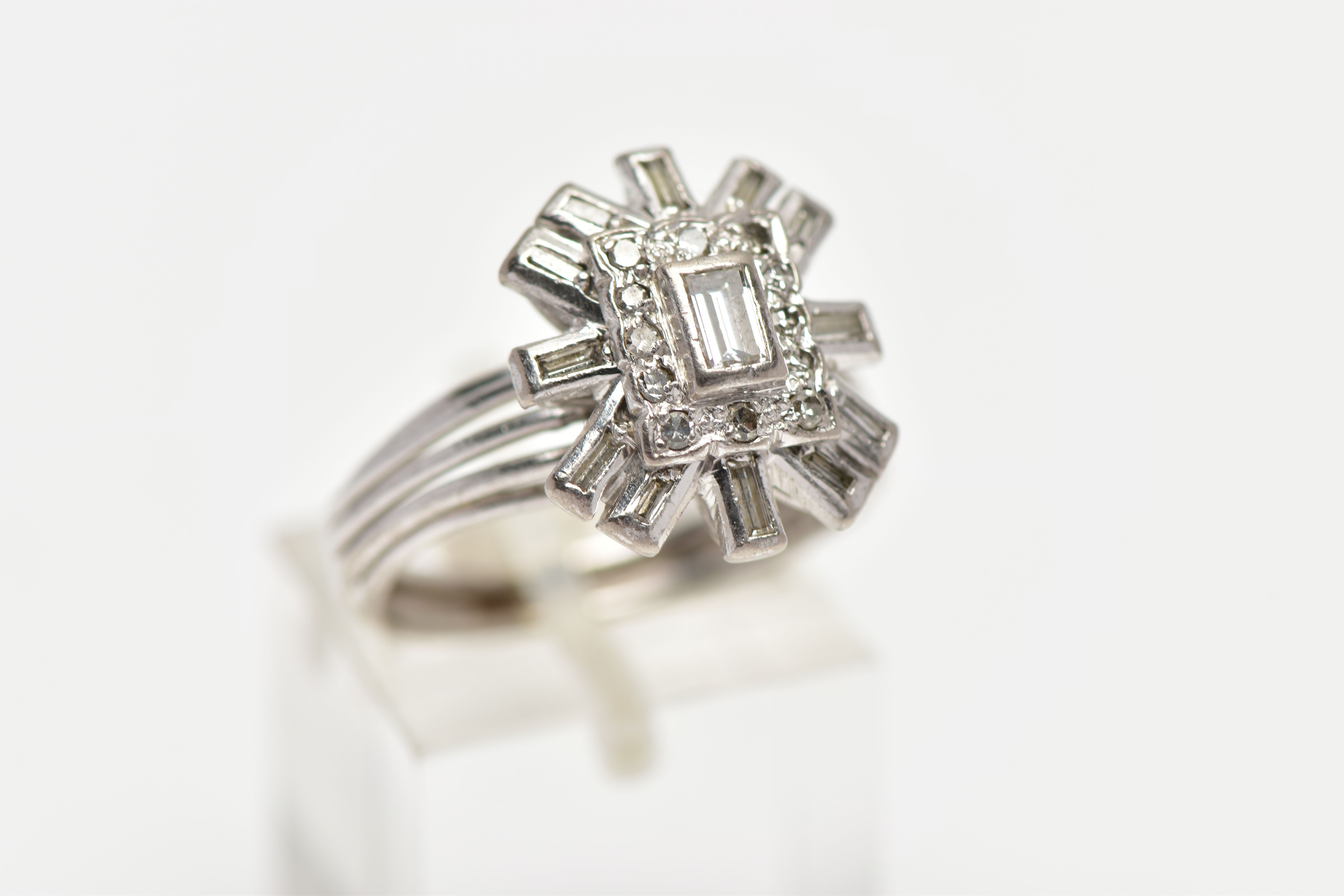 A WHITE METAL DIAMOND CLUSTER RING, raised cluster centring on a rectangular cut diamond in a collet - Bild 4 aus 4