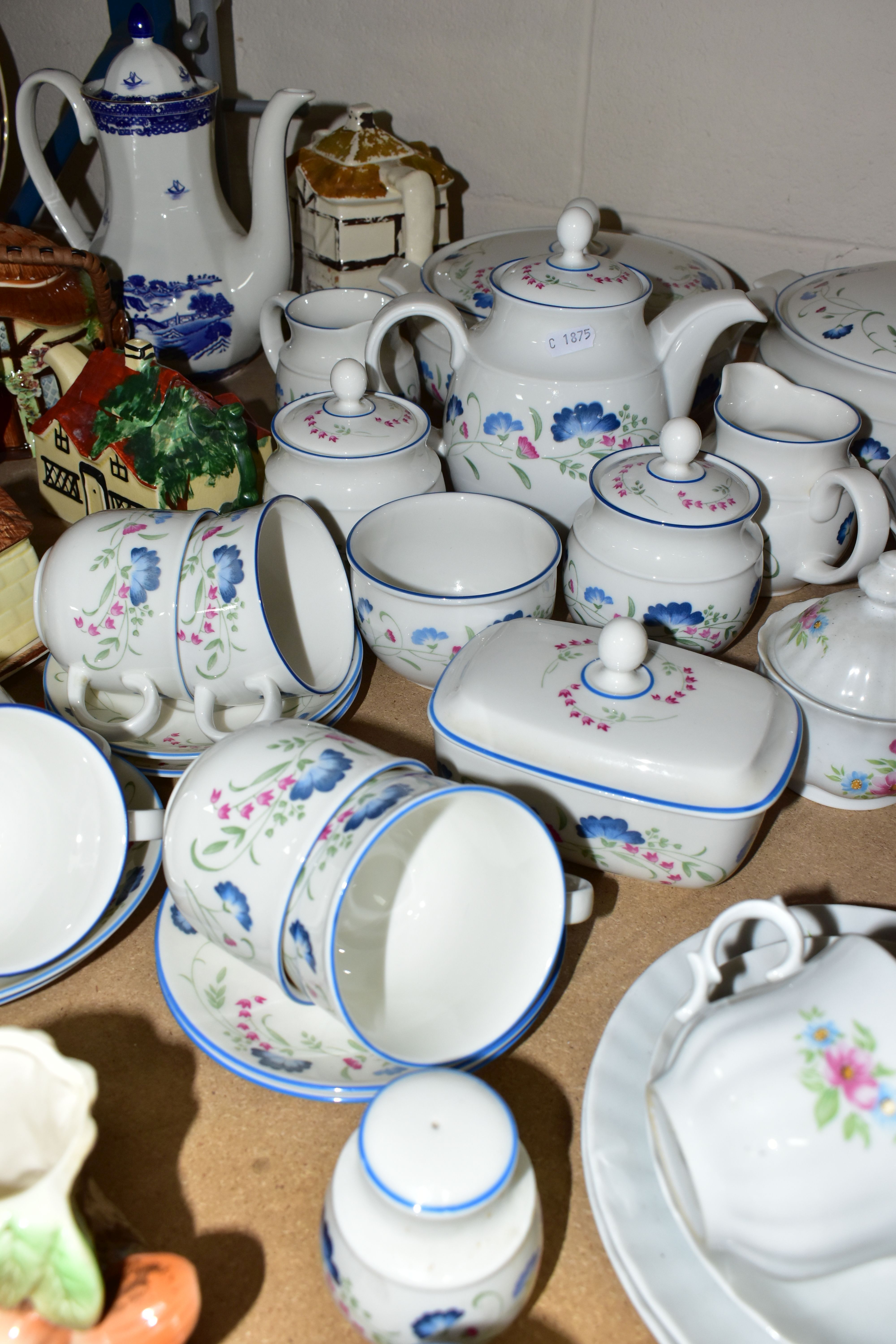 A GROUP OF TEAWARES AND CERAMICS, comprising Royal Doulton Expressions 'Windermere' pattern two - Bild 6 aus 7