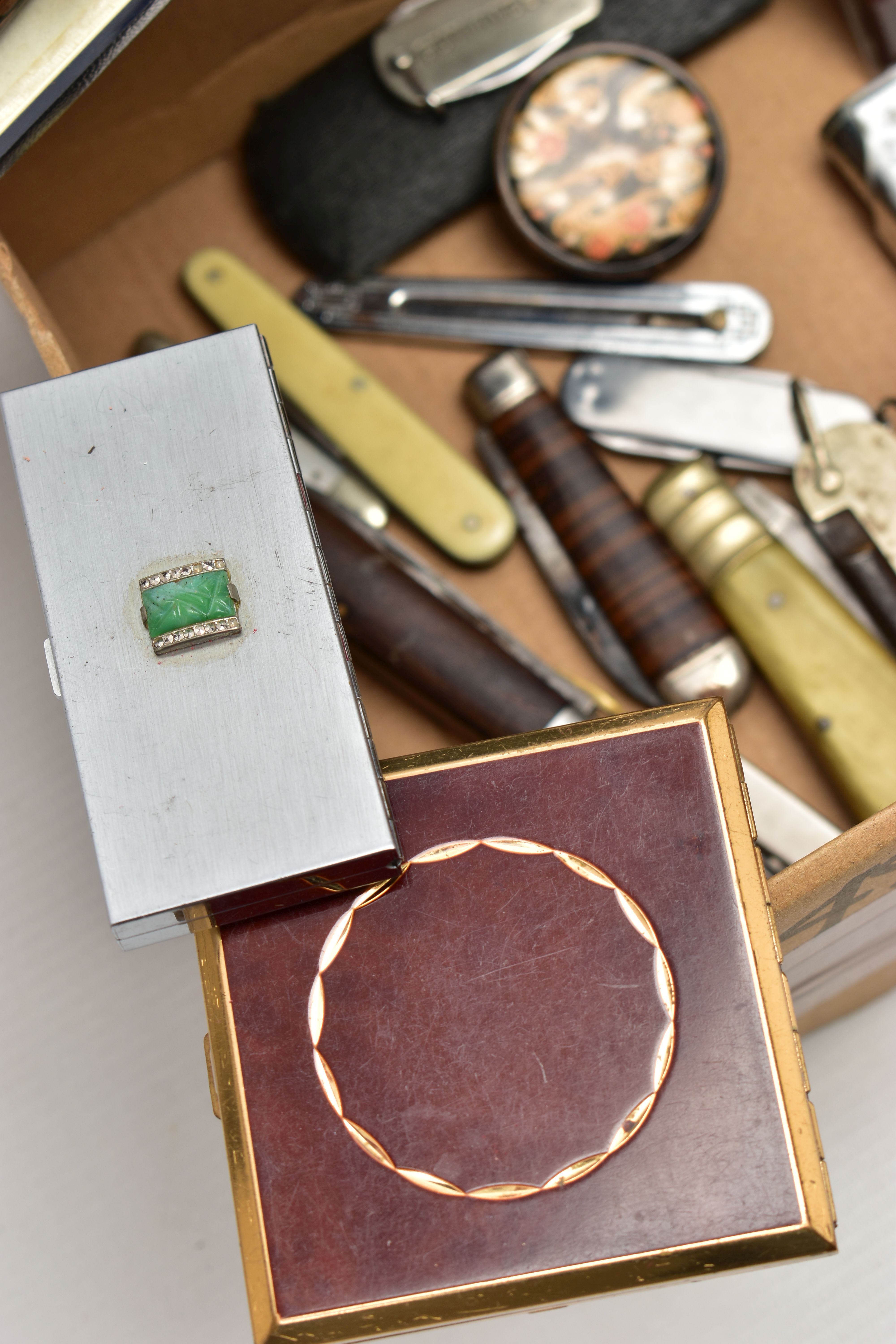 A BOX OF MISCELLANEOUS ITEMS, to include a 'Matthew Norman' carriage clock, key wound with papers, a - Bild 6 aus 6