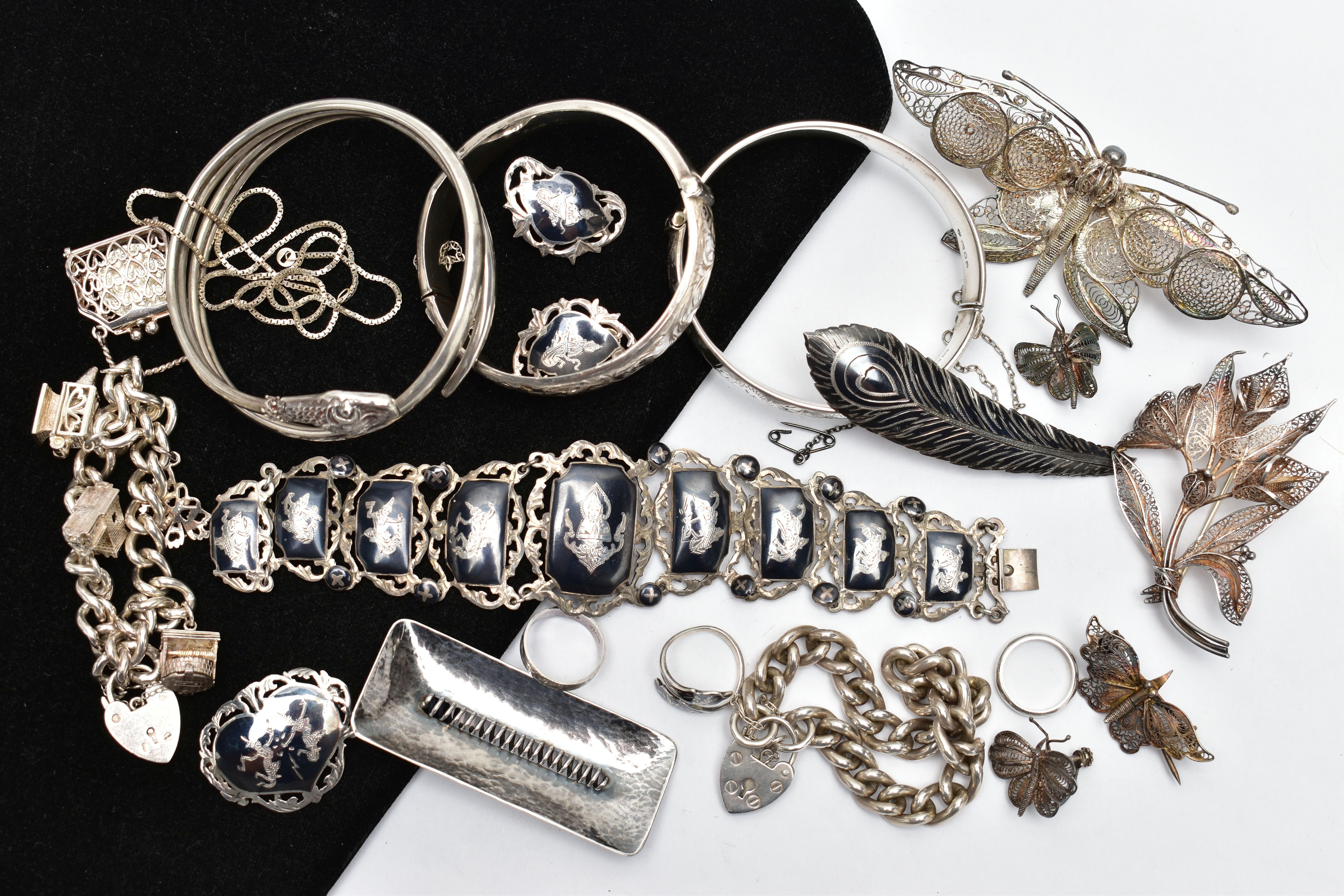 A SELECTION OF SILVER AND WHITE METAL JEWELLERY, to include a silver hinged bangle, hallmarked