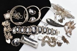 A SELECTION OF SILVER AND WHITE METAL JEWELLERY, to include a silver hinged bangle, hallmarked