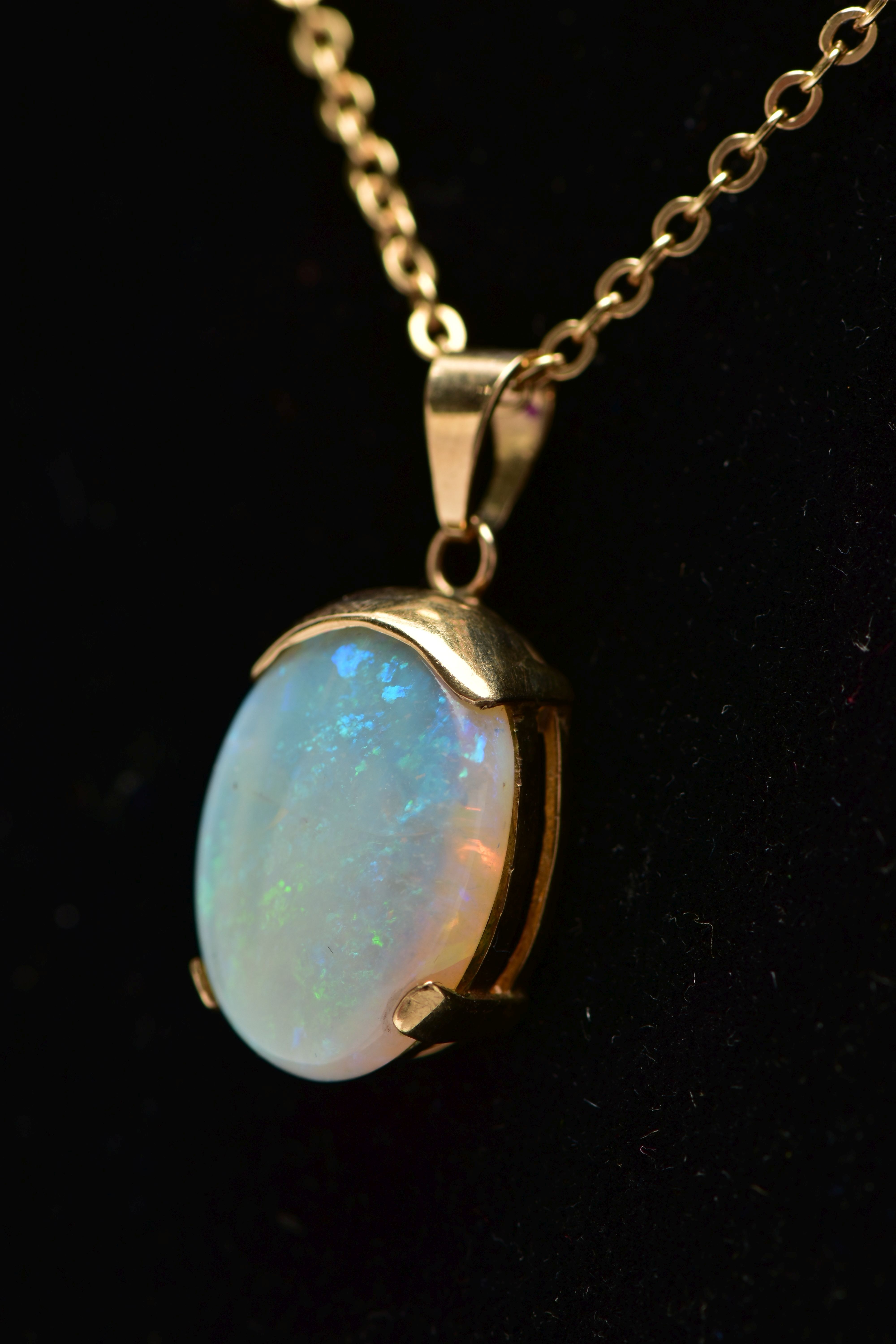 A YELLOW METAL OPAL PENDANT WITH CHAIN, the oval opal cabochon, with yellow metal cap, tapered - Image 6 of 6