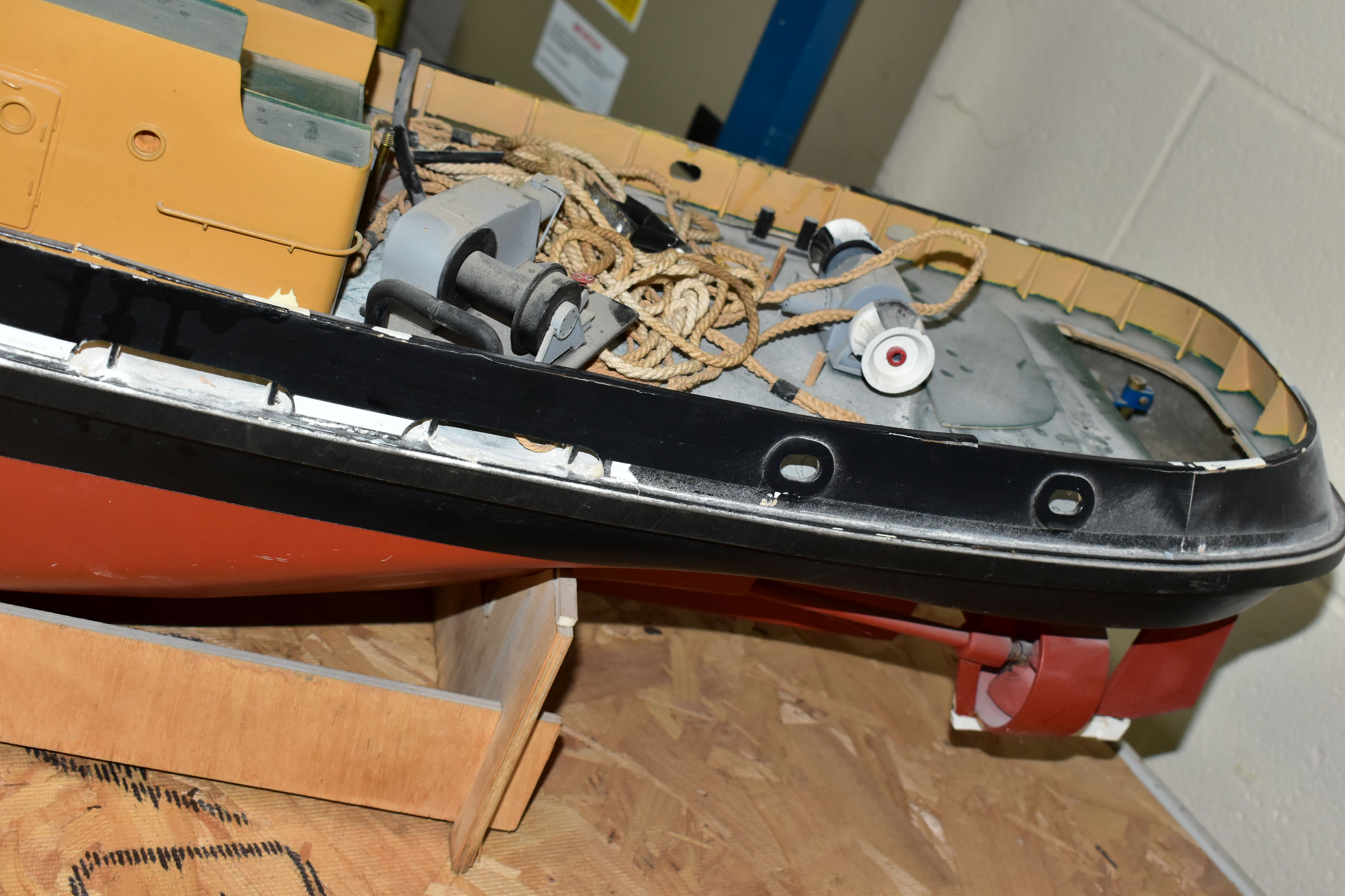 A RADIO CONTROL MODEL OF A TUG BOAT 'KELTY', of fibreglass, wood and plastic construction, fitted - Bild 3 aus 4