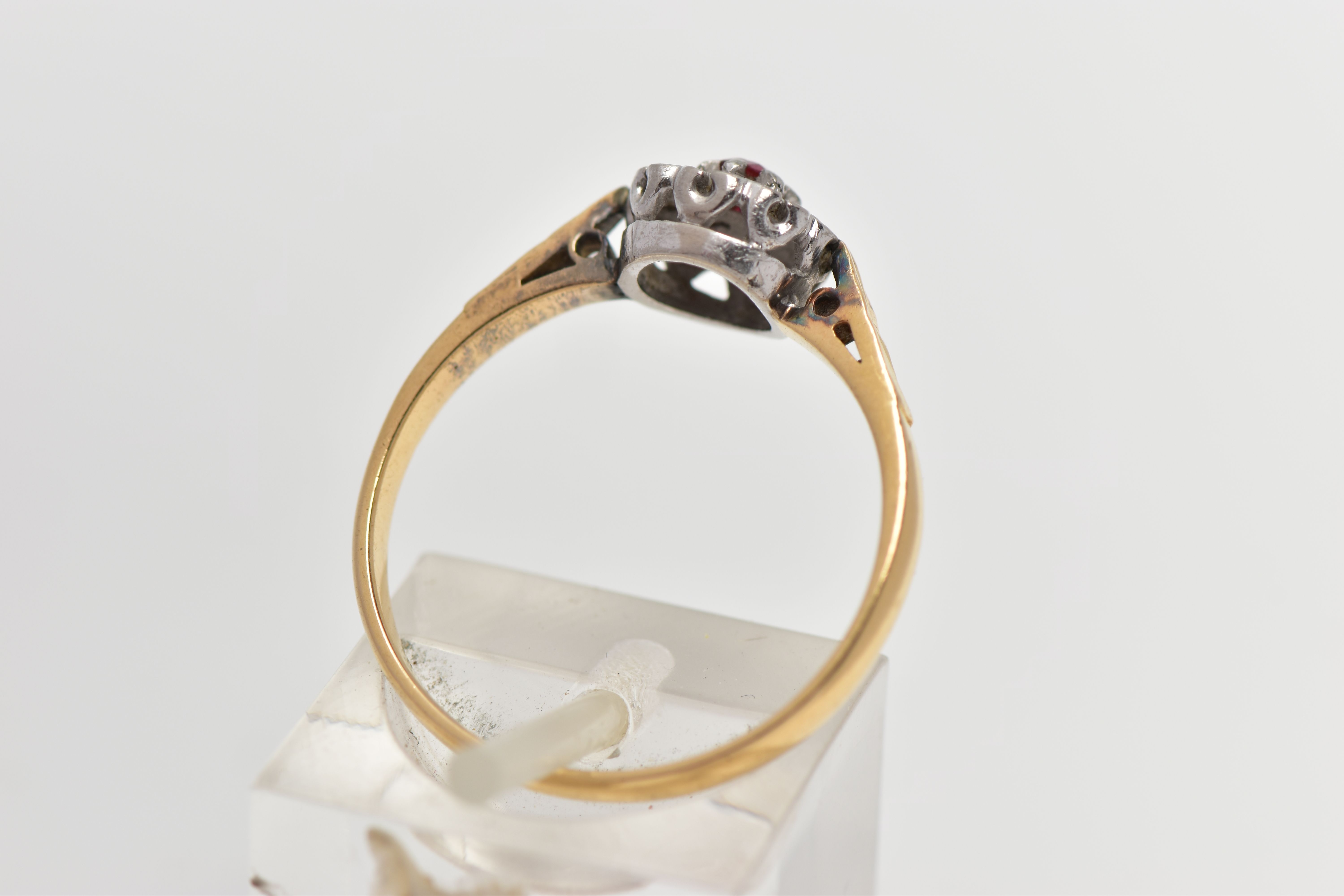 A YELLOW METAL DIAMOND AND RUBY CLUSTER RING, flower design, centring on a circular cut glass filled - Bild 3 aus 4