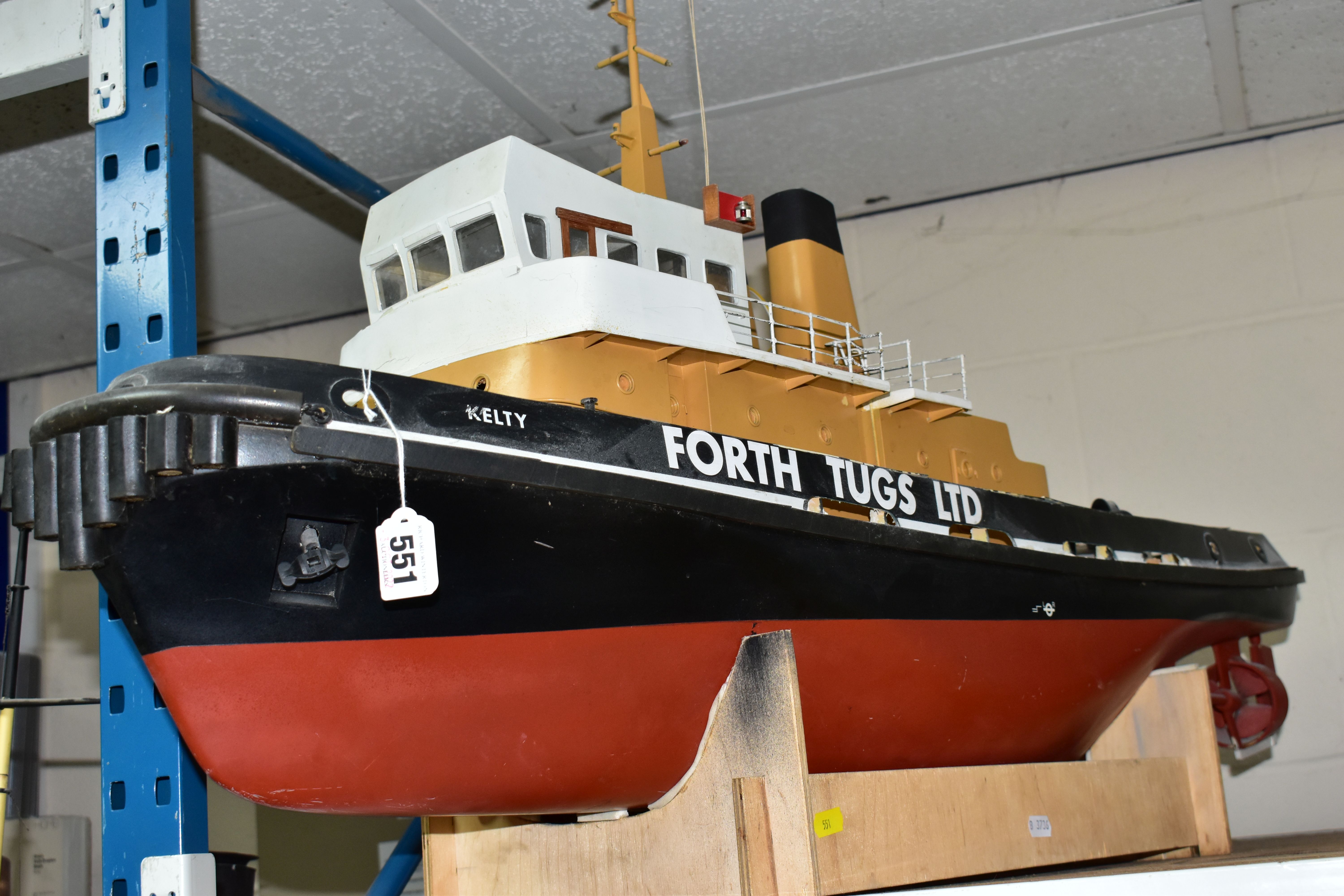 A RADIO CONTROL MODEL OF A TUG BOAT 'KELTY', of fibreglass, wood and plastic construction, fitted - Bild 4 aus 4