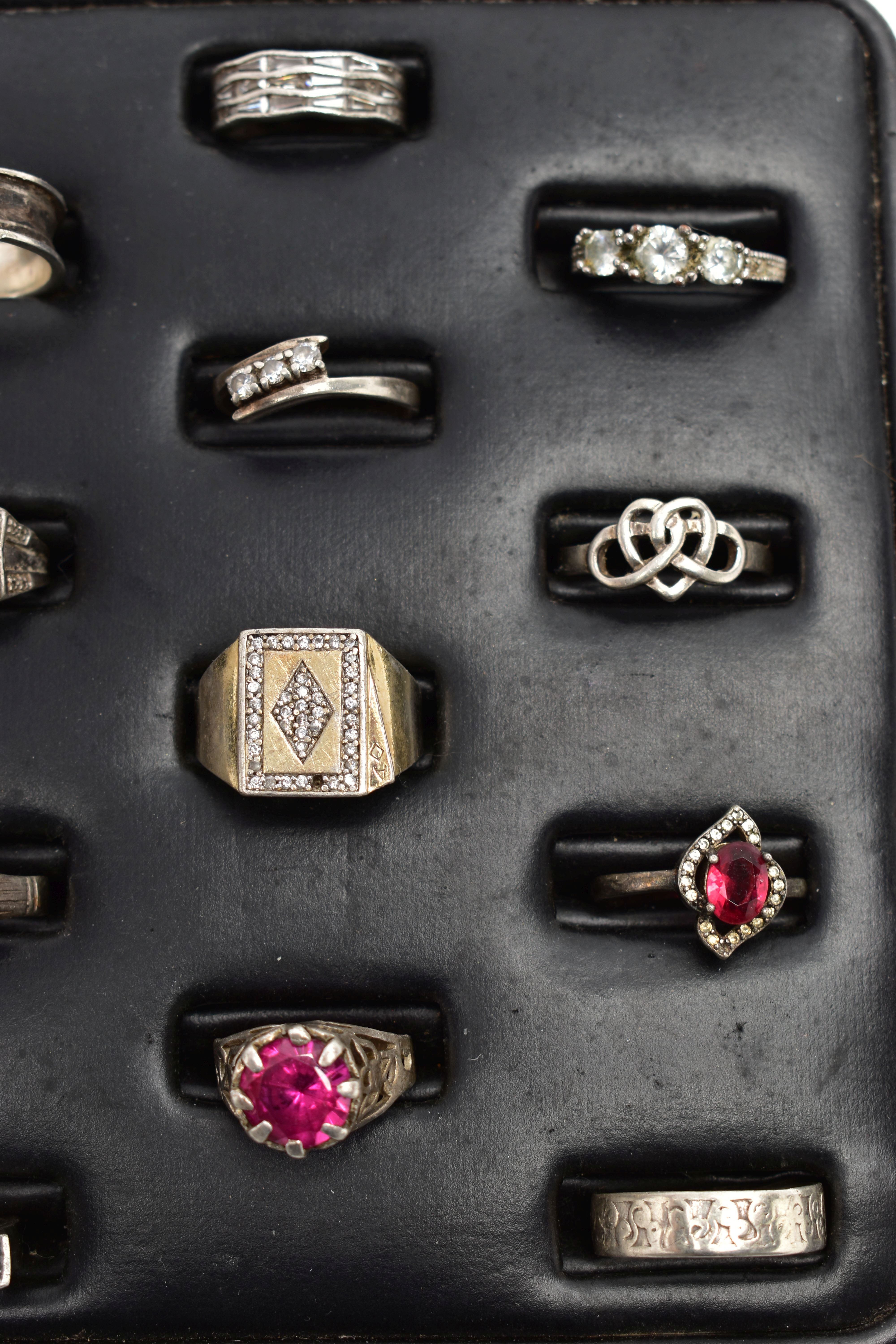 A SELECTION OF SILVER AND MAINLY WHITE METAL RINGS, sitting on a ring pad comprising twelve rings, - Bild 3 aus 5