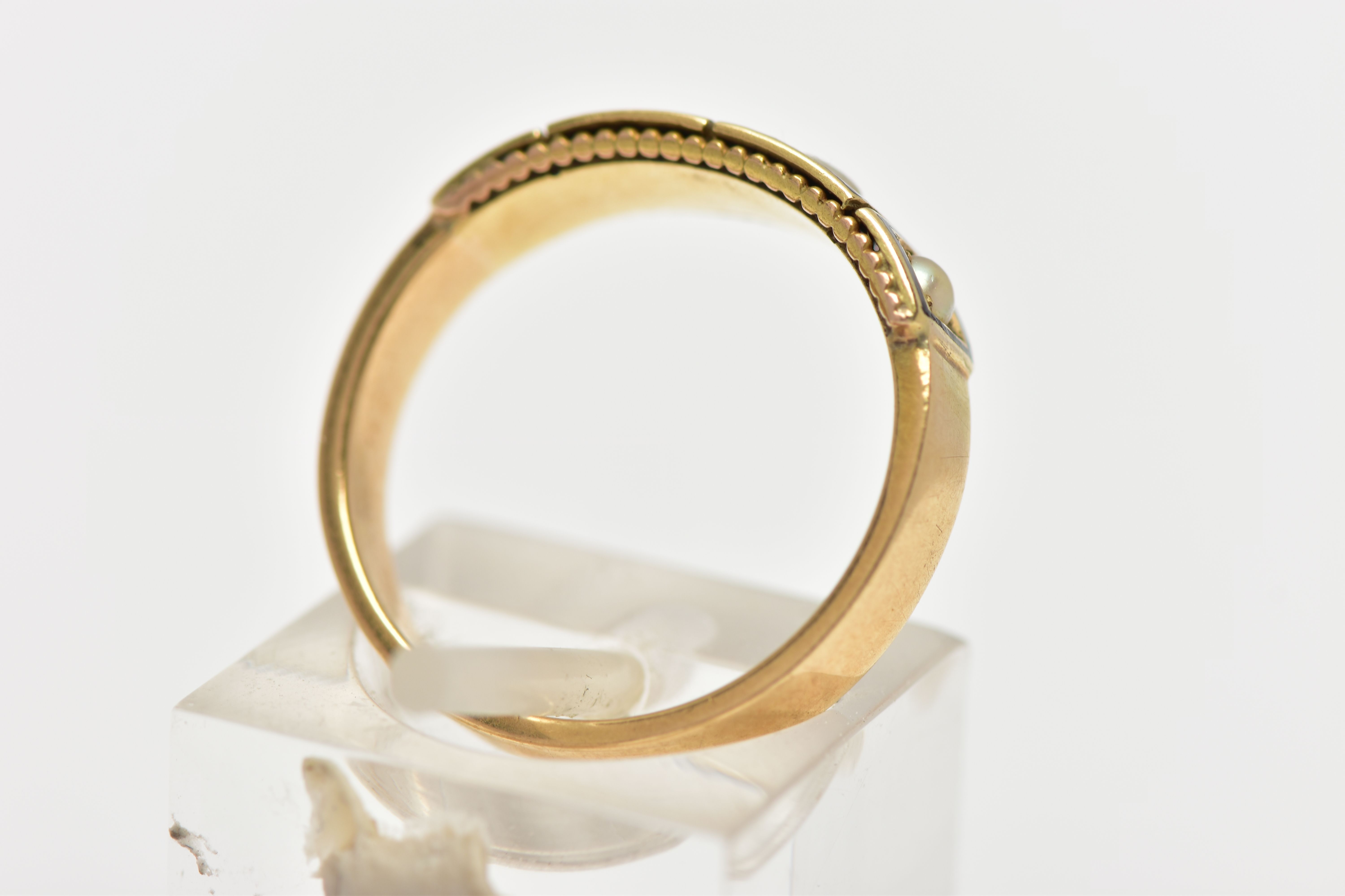 A LATE 19TH CENTURY GOLD RING, four split pearls set in a gold band ring with black enamel detail, - Bild 3 aus 4