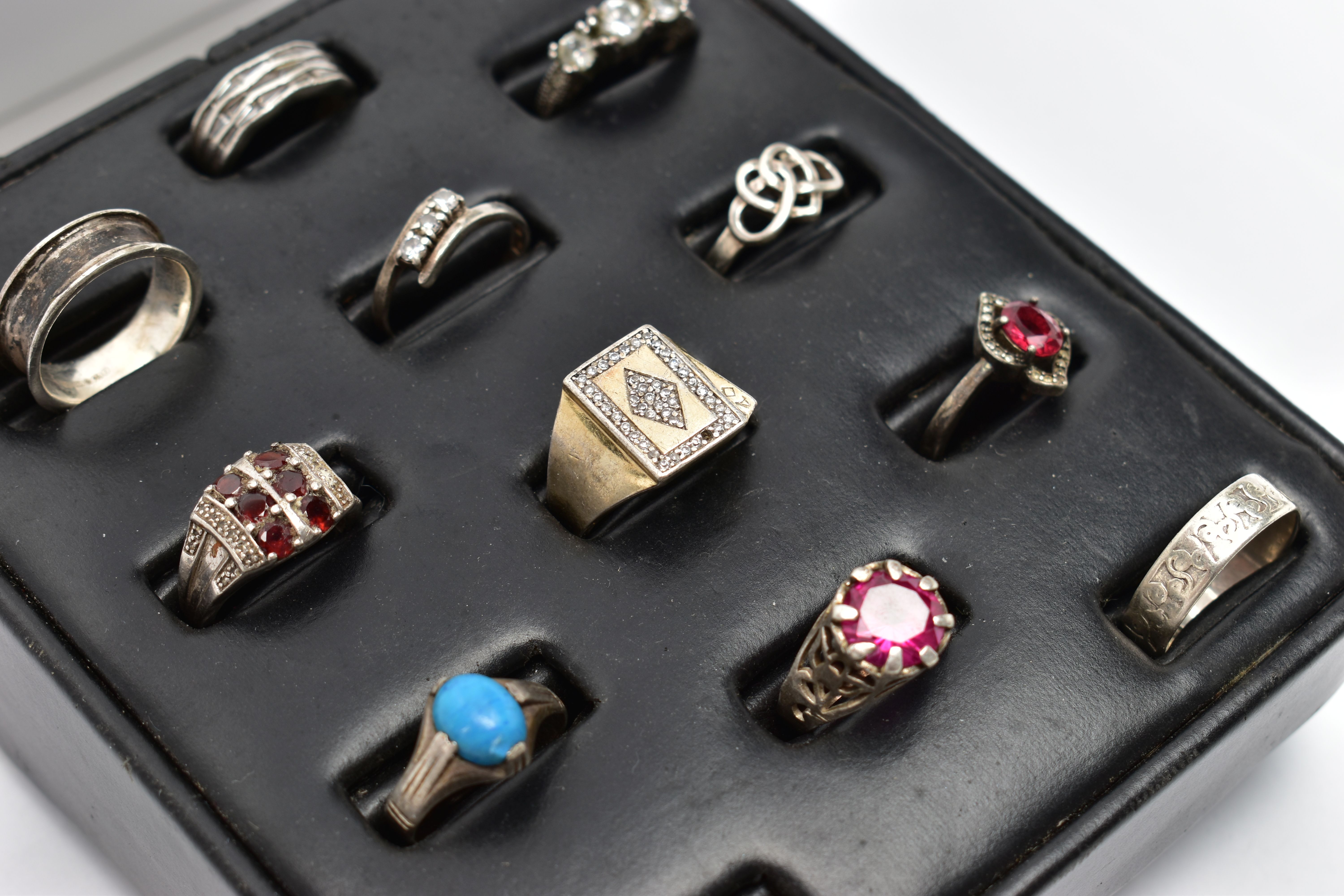 A SELECTION OF SILVER AND MAINLY WHITE METAL RINGS, sitting on a ring pad comprising twelve rings, - Bild 5 aus 5