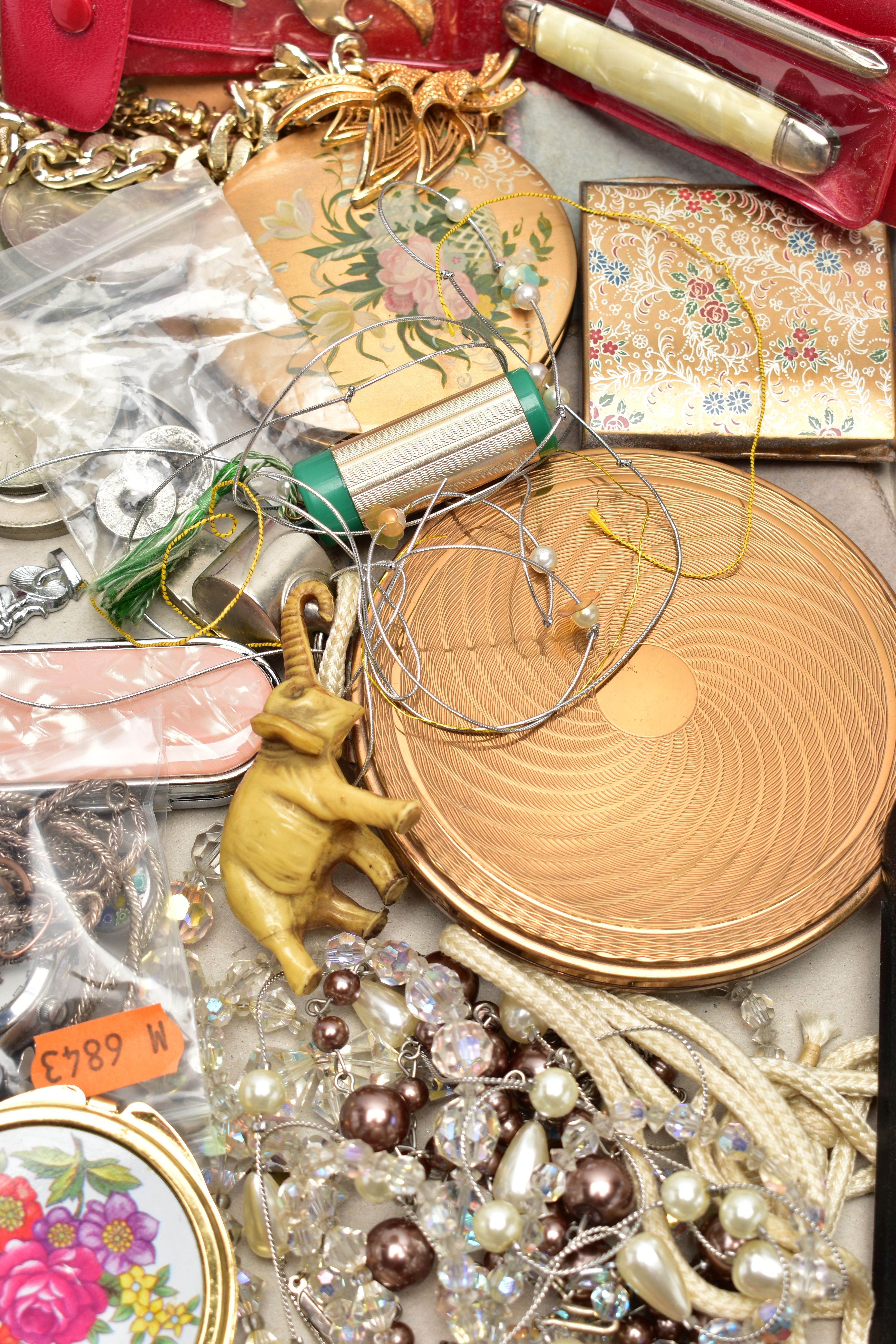 A BOX OF ASSORTED ITEMS, to include a single yellow metal earring, stamped 9k, approximate gross - Bild 2 aus 2