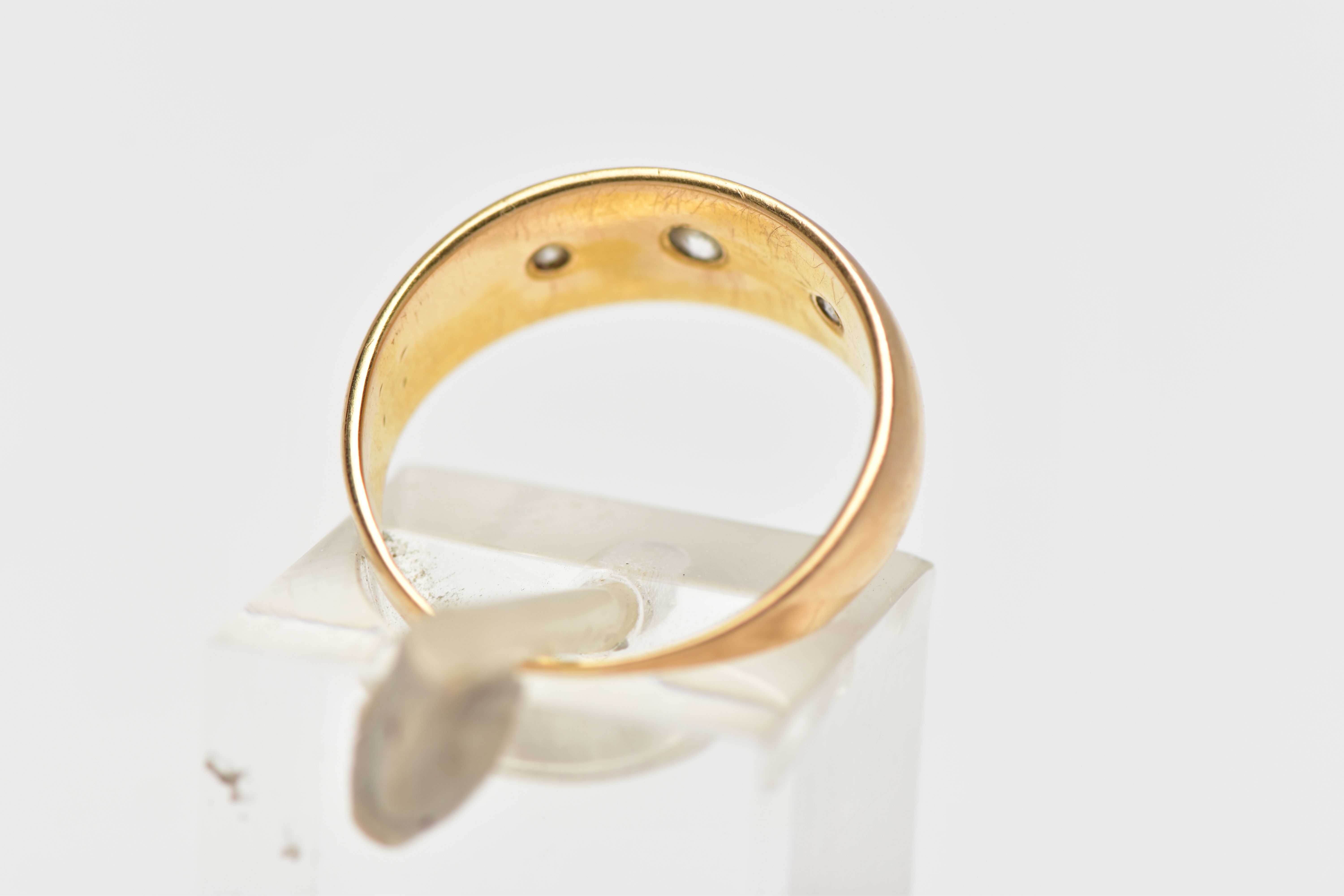 AN 18CT GOLD DIAMOND THREE STONE RING, the graduated old cut diamonds, within a star setting, to the - Image 3 of 4