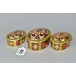 A SET OF THREE ROYAL CROWN DERBY OLD IMARI SOLID GOLD BAND TRINKET BOXES, 1128 pattern, of