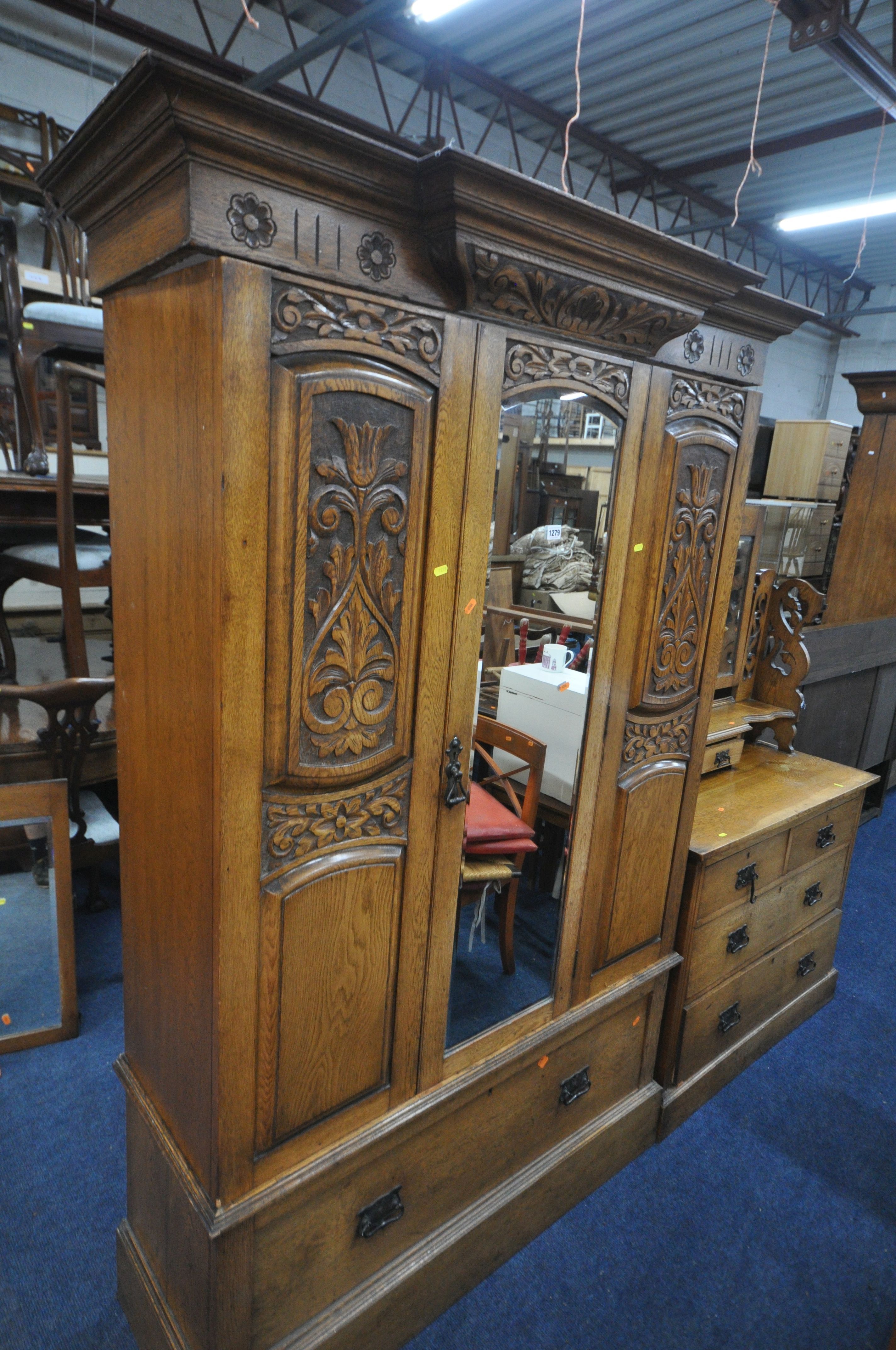 AN EARLY 20TH CENTURY CARVED OAK BEDROOM SUITE, comprising a single mirror door wardrobe, with a - Image 2 of 3