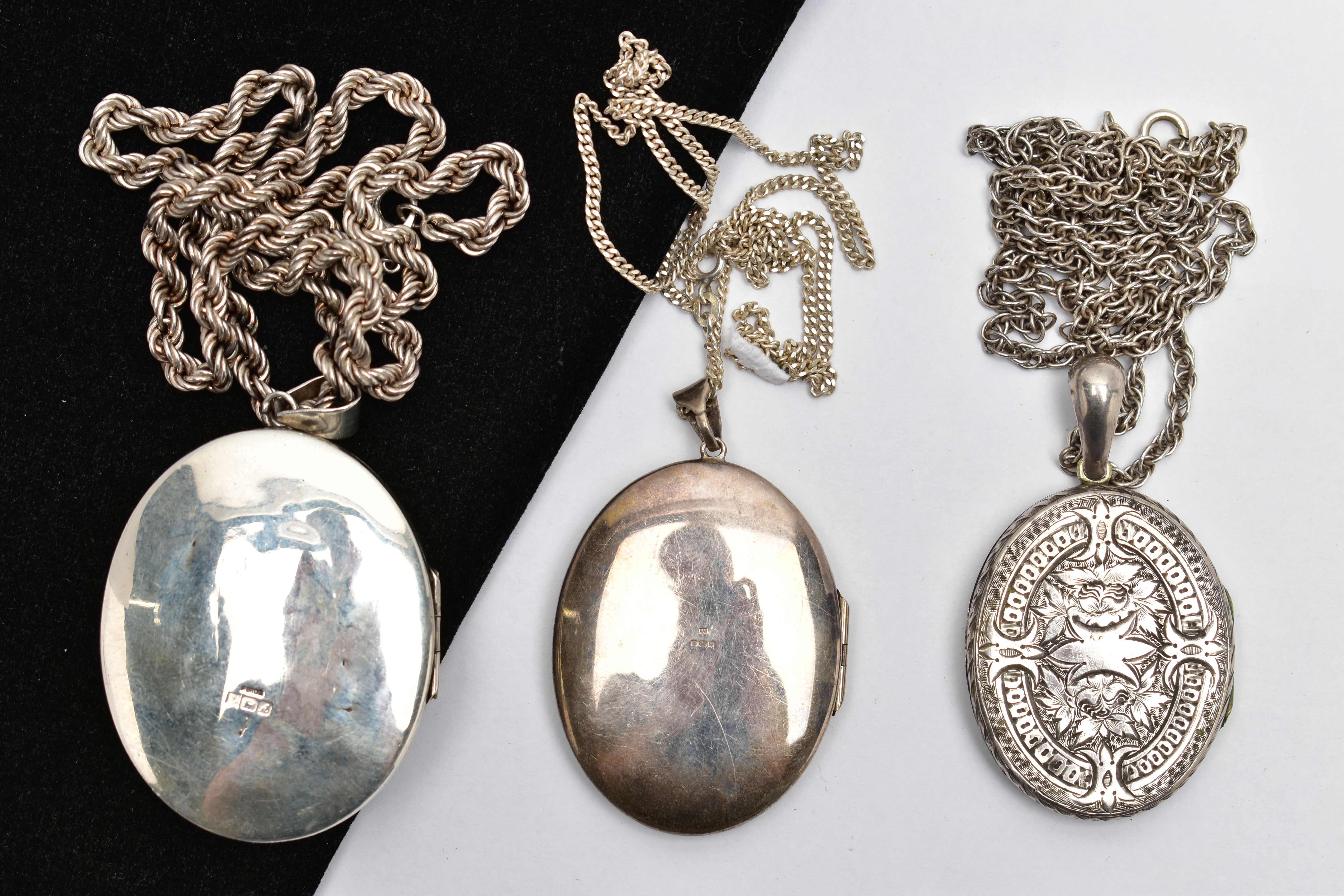 A SELECTION OF SILVER AND WHITE METAL LOCKETS, WITH CHAINS, the first a silver embossed oval locket, - Bild 2 aus 4