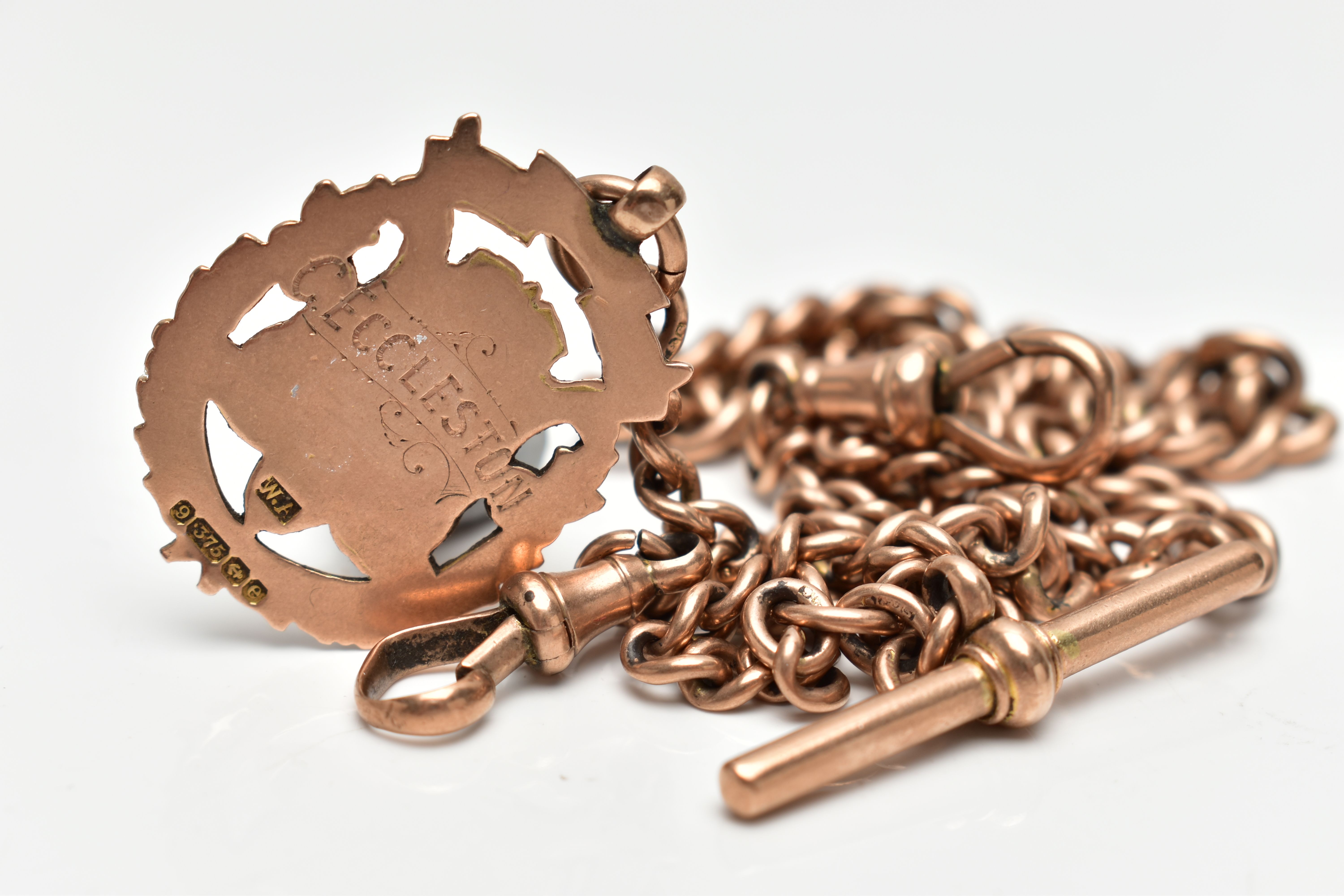 AN EARLY 20TH CENTURY 9CT GOLD ALBERT CHAIN AND FOB, a rose gold graduated curb link chain, fitted - Bild 2 aus 3