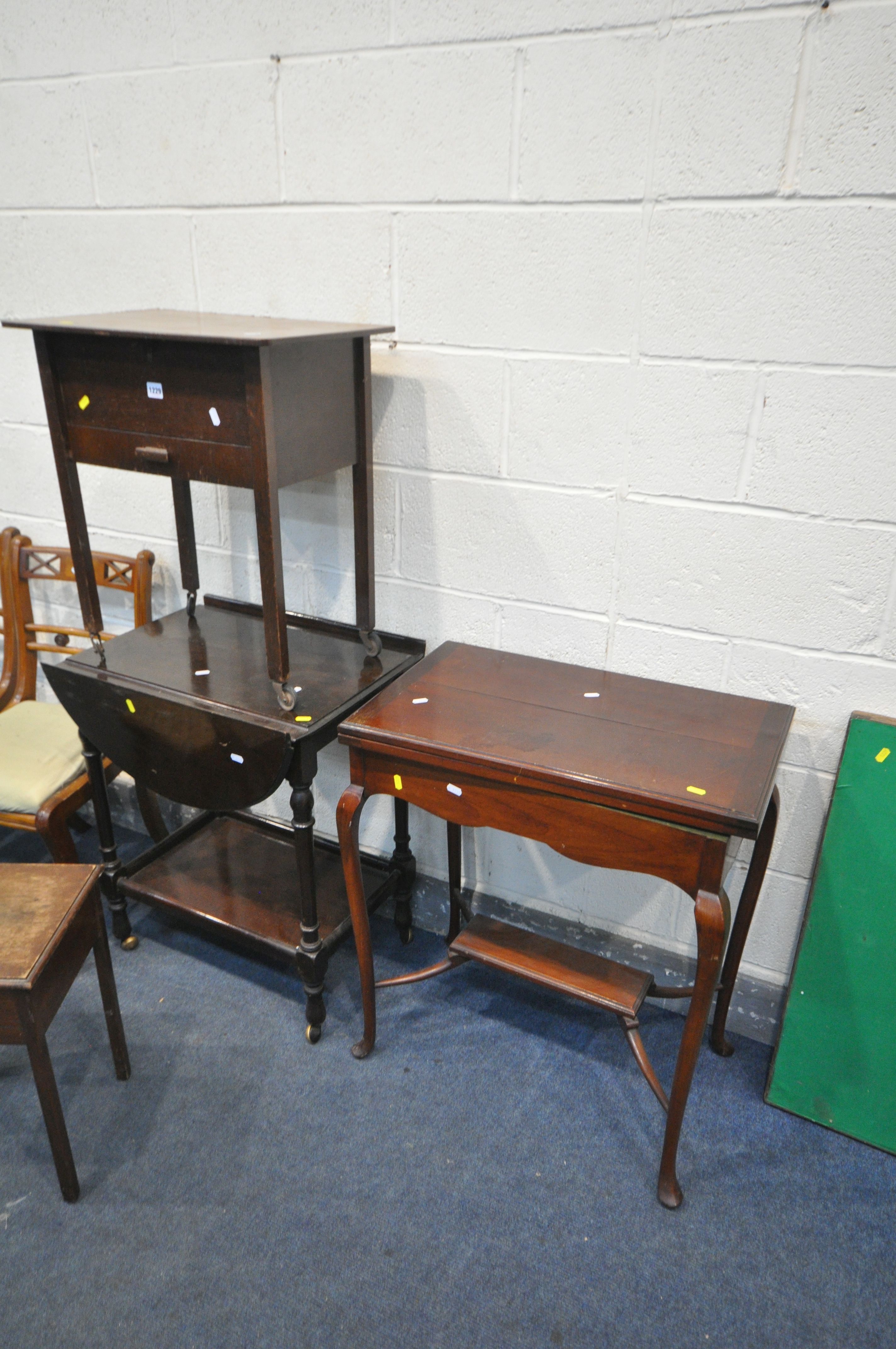 A EDWARDIAN MAHOGANY CARD TABLE, with a green baize playing, on cabriole legs, united by a cross - Bild 2 aus 4