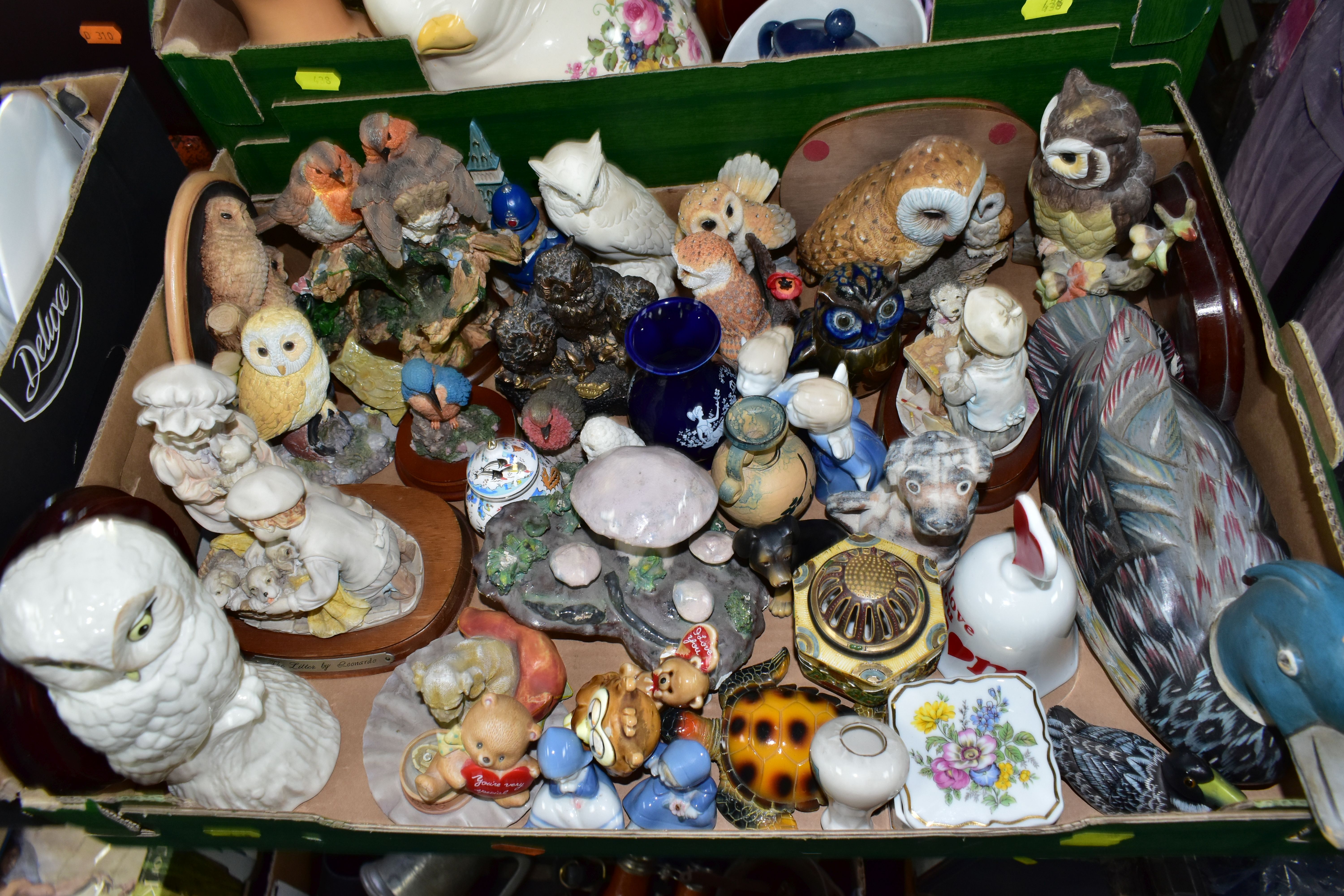 FIVE BOXES OF CERAMICS AND ASSORTED ORNAMENTS, to include a Japanese Mitsu Boshi vase decorated with - Bild 2 aus 8