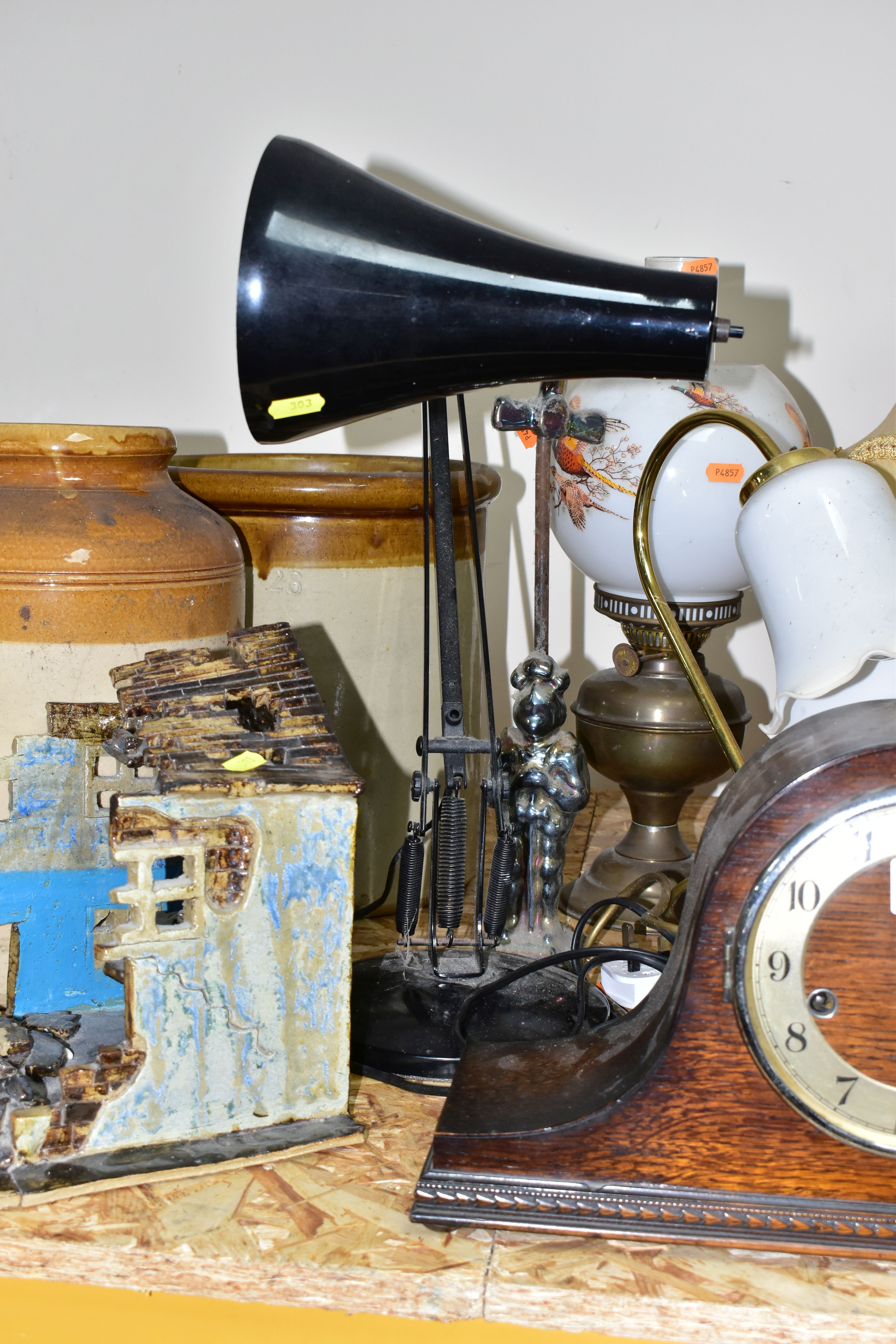 A GROUP OF LAMPS comprising an oak cased mantel clock (with key), three table lamps with shades, a - Bild 3 aus 4