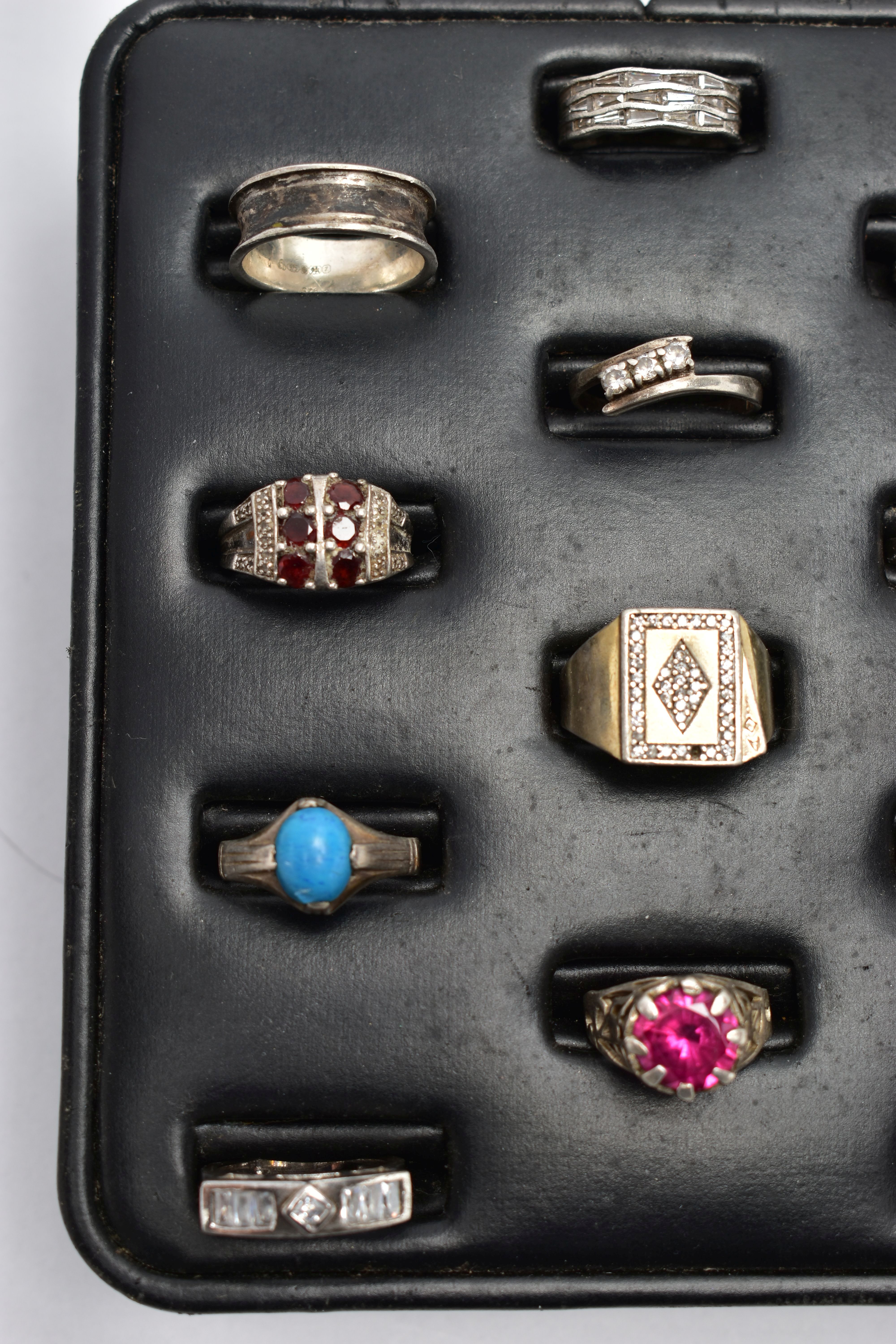 A SELECTION OF SILVER AND MAINLY WHITE METAL RINGS, sitting on a ring pad comprising twelve rings, - Bild 2 aus 5