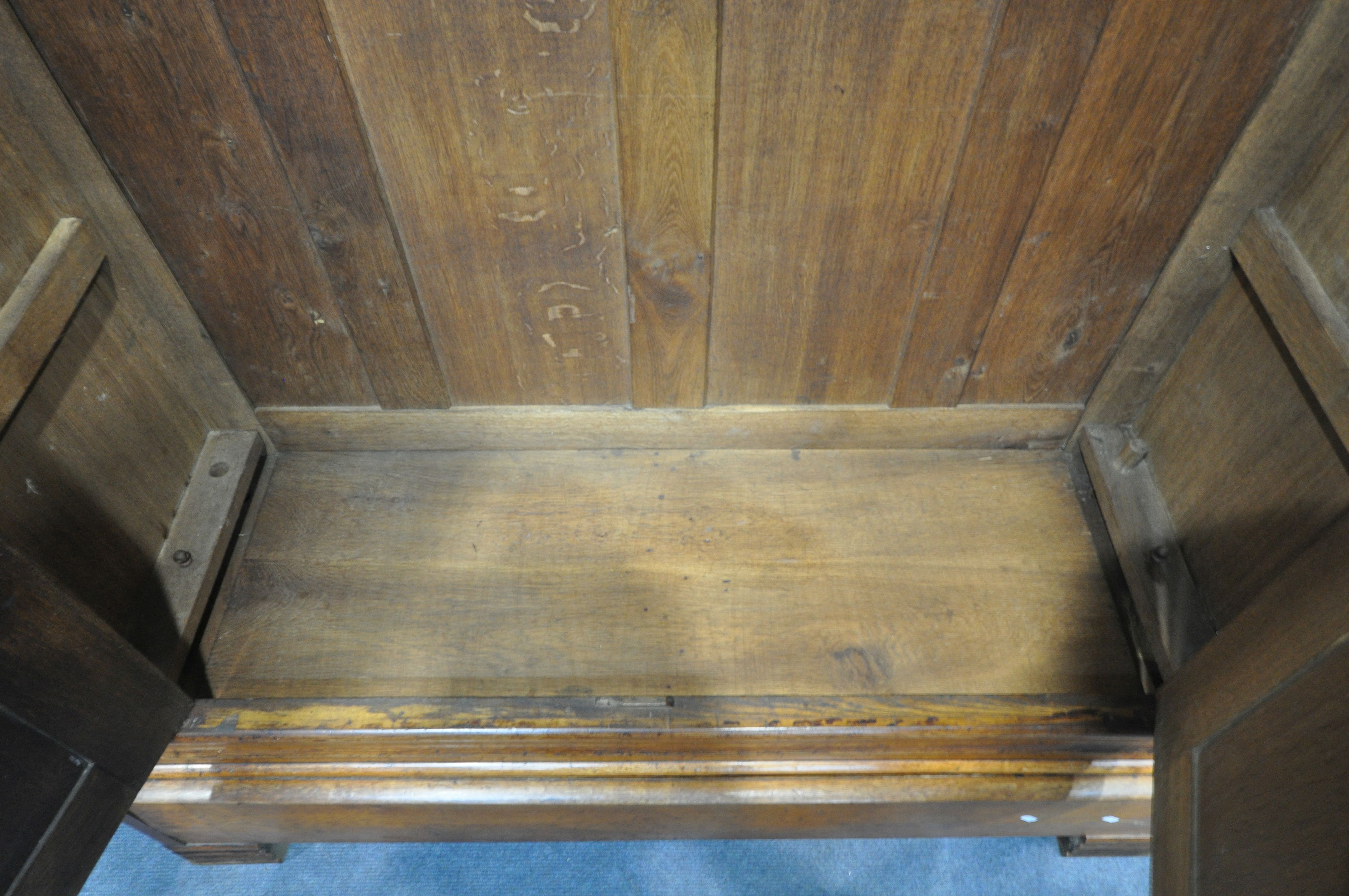 AN EARLY 20TH CENTURY OAK FRENCH ARMOIRE, the double panelled doors over a single long drawer, on - Bild 4 aus 4