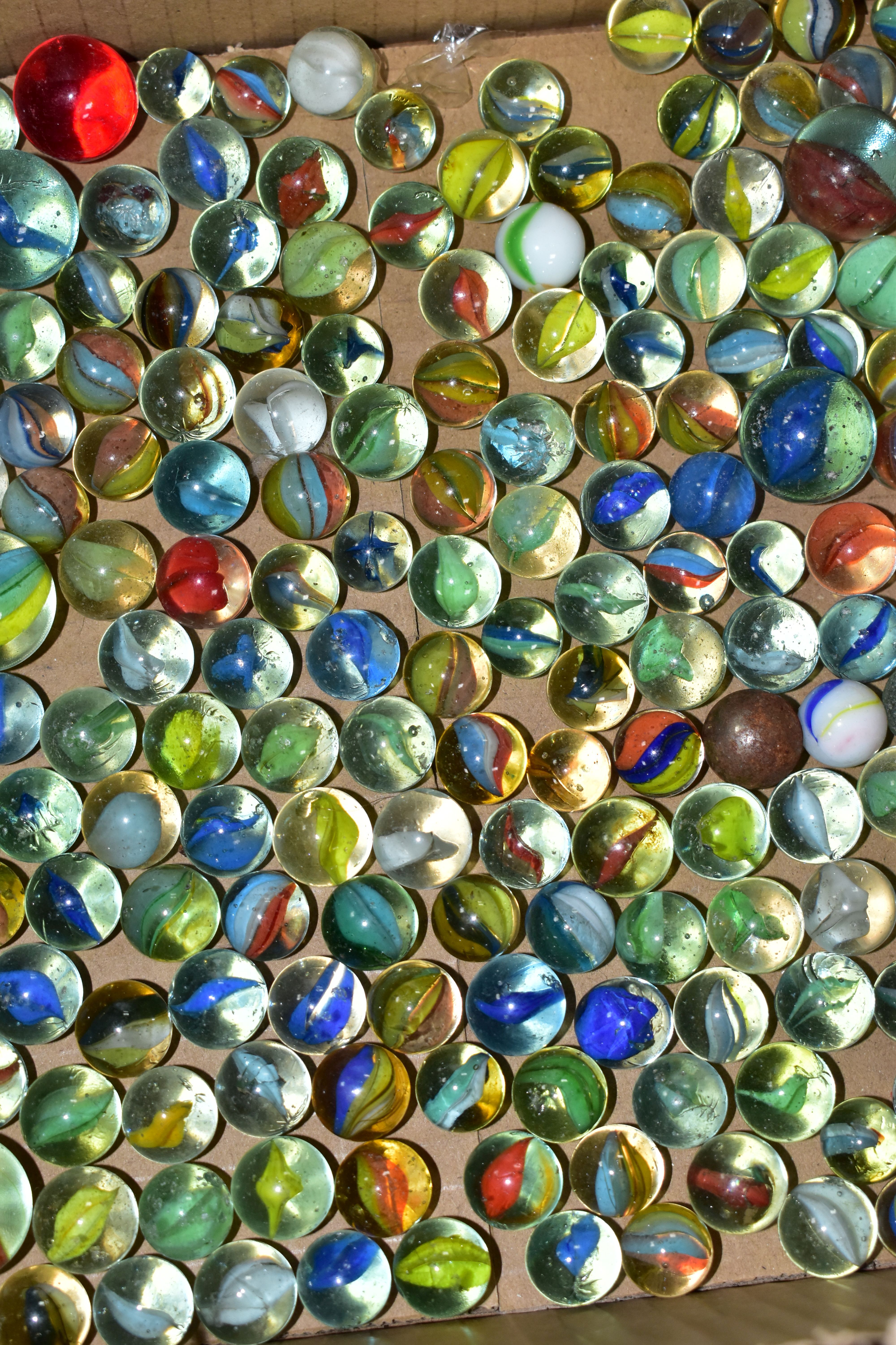 A BOXED CHINESE CHECKERS SET, together with a box of glass marbles - Image 2 of 3