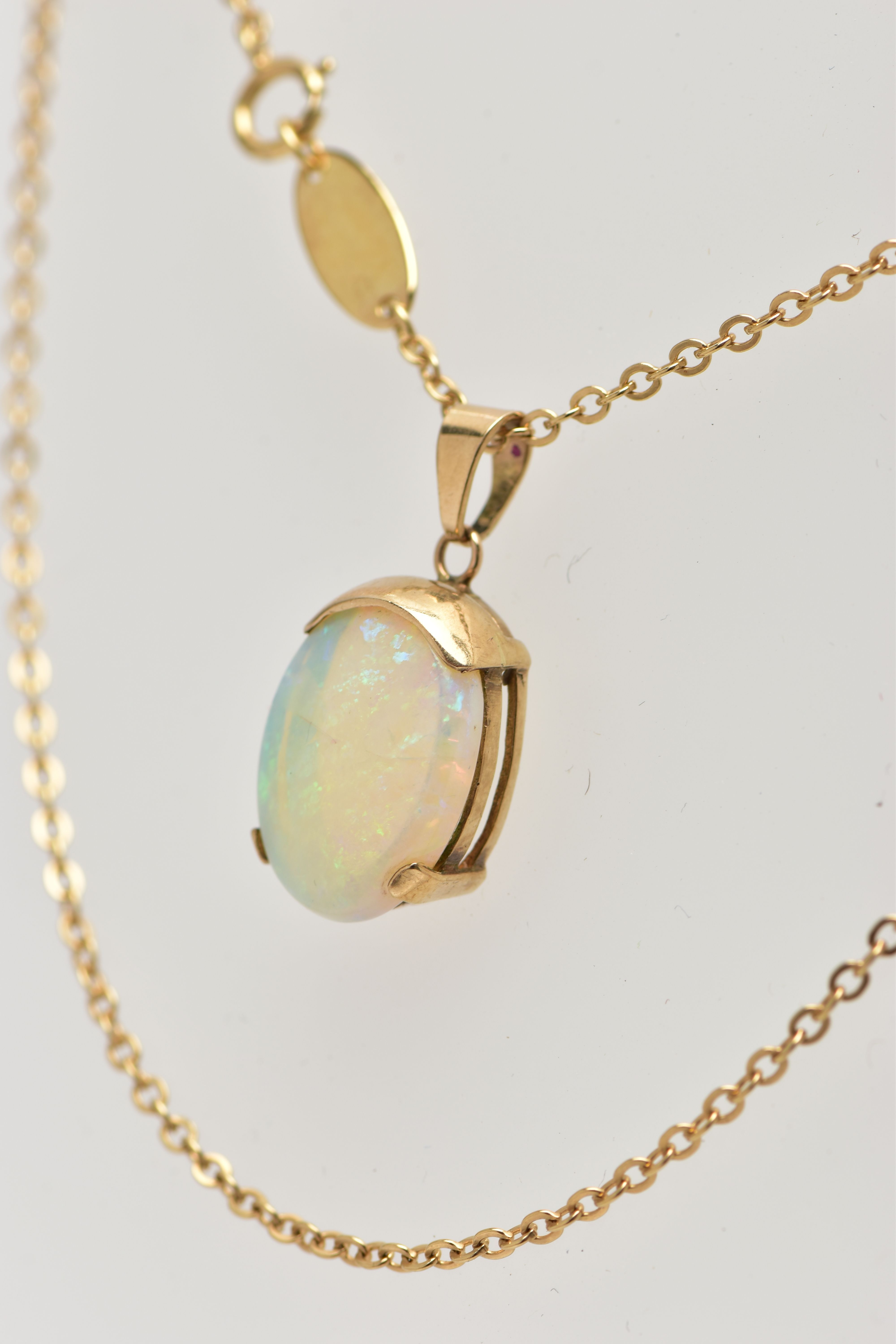 A YELLOW METAL OPAL PENDANT WITH CHAIN, the oval opal cabochon, with yellow metal cap, tapered - Image 3 of 6