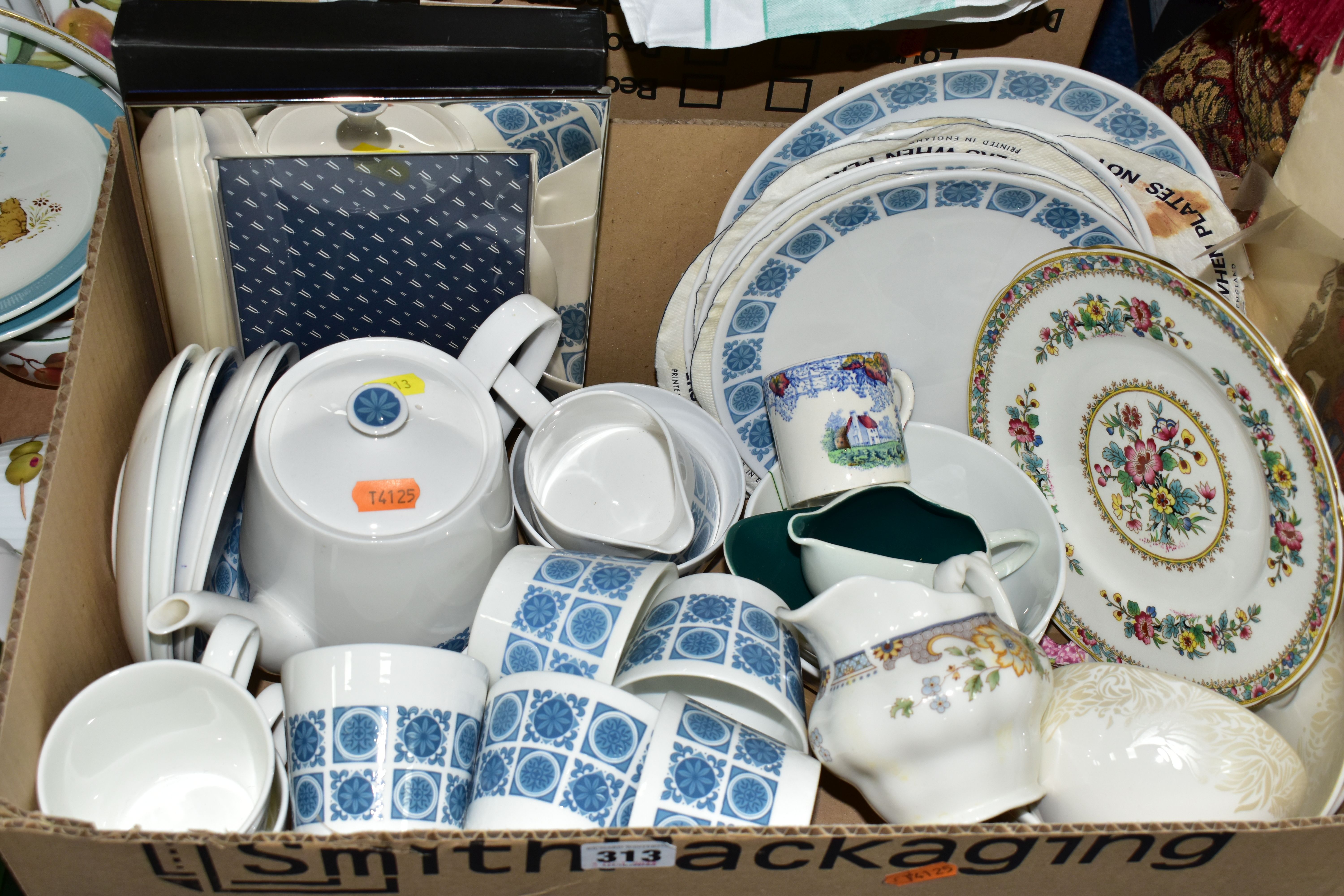 FOUR BOXES OF CERAMICS, LINEN AND GLASSWARES, to include a Royal Tuscan 'Charade' tea set with seven - Bild 2 aus 6