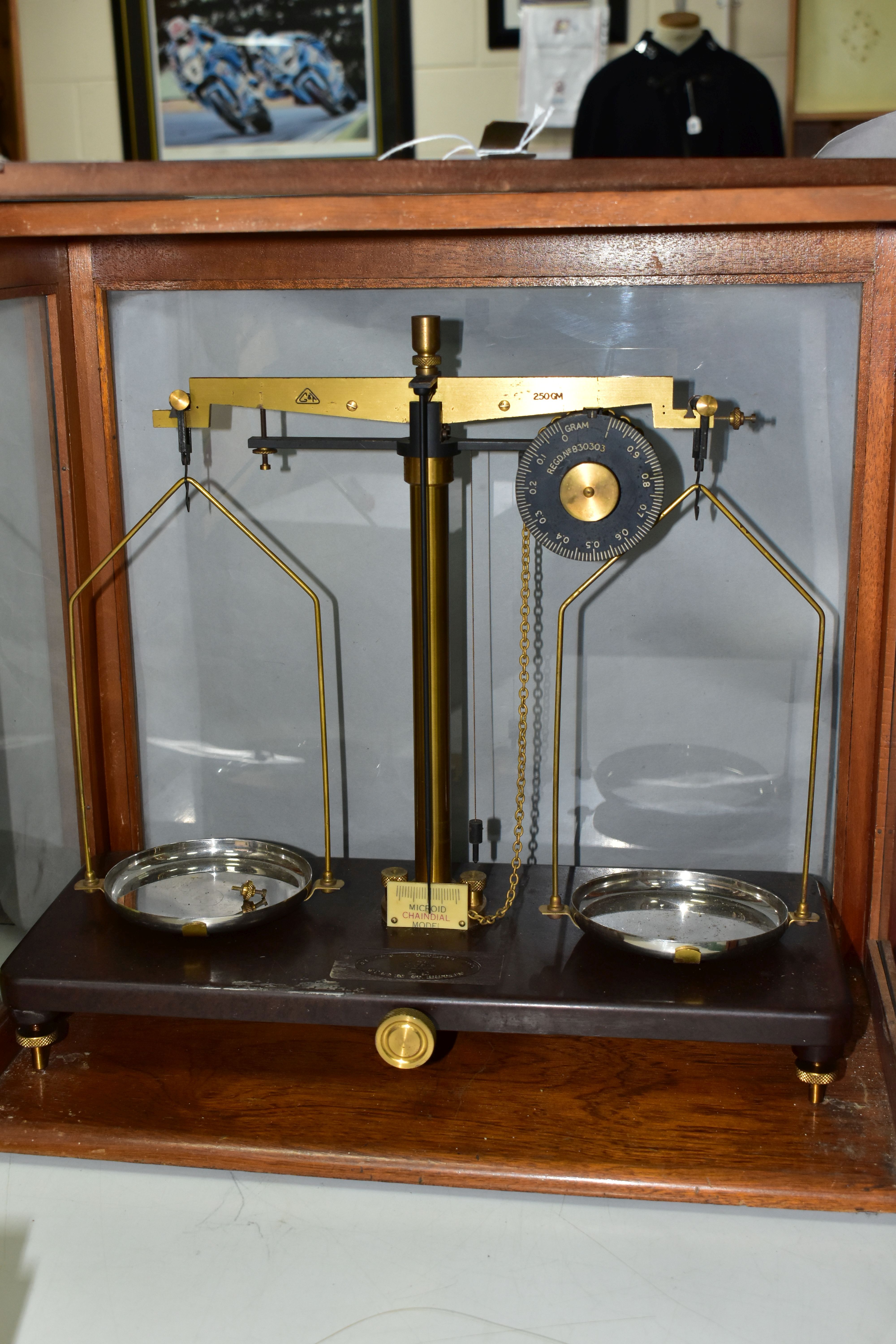 AN OAK CASED SET OF GRIFFIN & TATLOCK LTD SCIENTIFIC SCALES, the Bakelite base marked with maker's - Image 3 of 5