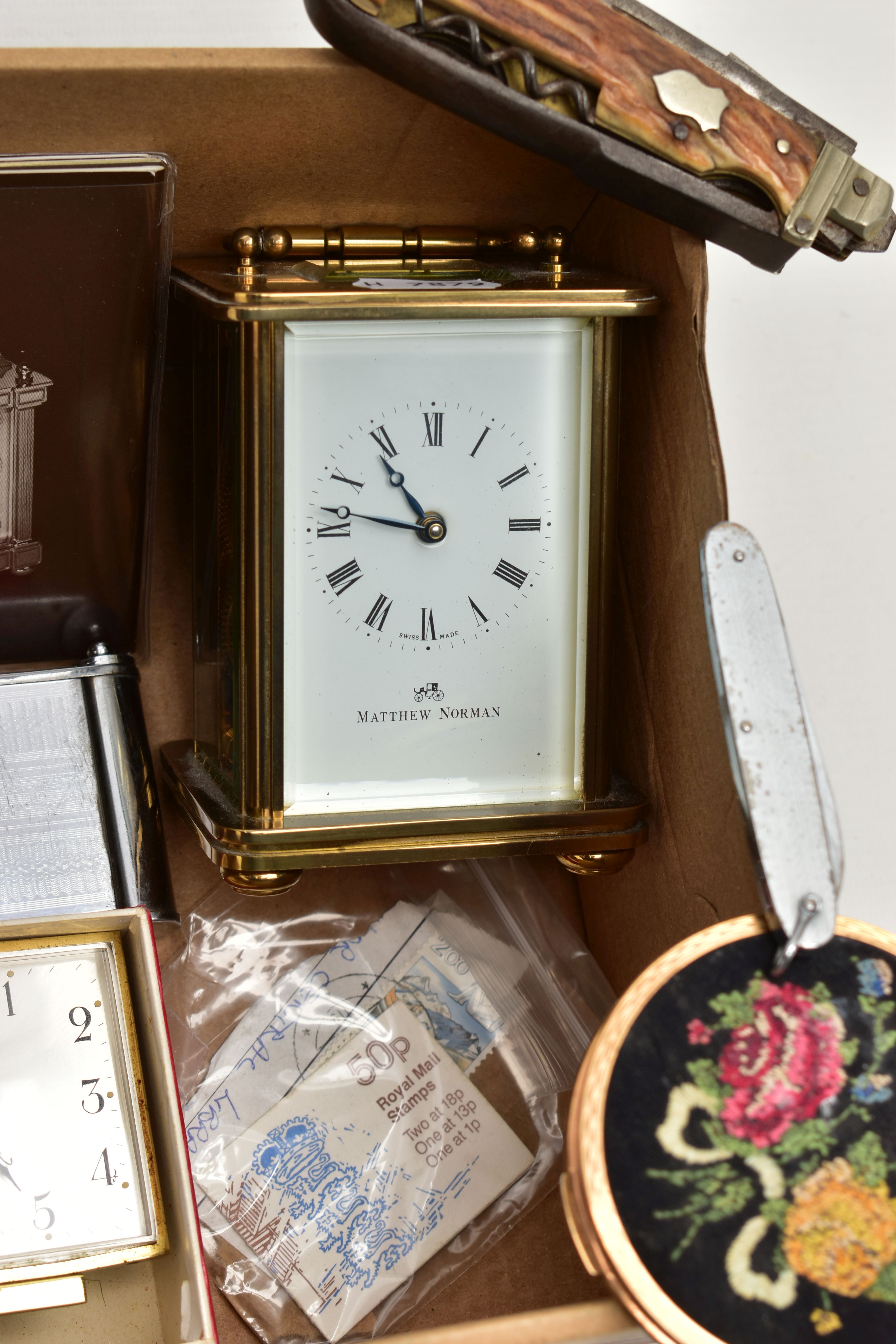 A BOX OF MISCELLANEOUS ITEMS, to include a 'Matthew Norman' carriage clock, key wound with papers, a - Bild 3 aus 6