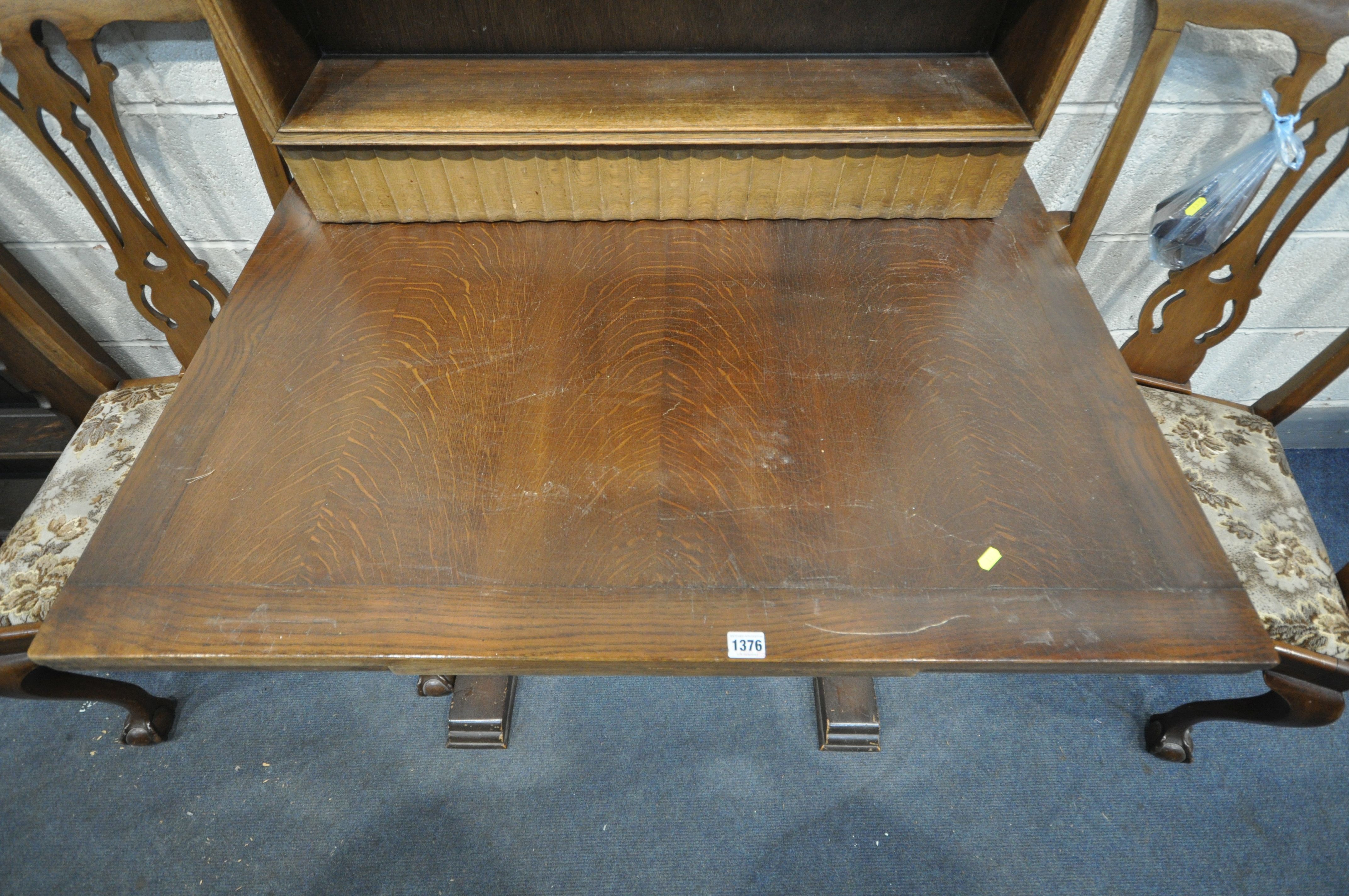 A 20TH CENTURY OAK DRAW LEAF DINING TABLE, open length 166cm x closed length 106cm x depth 76cm x - Bild 2 aus 4