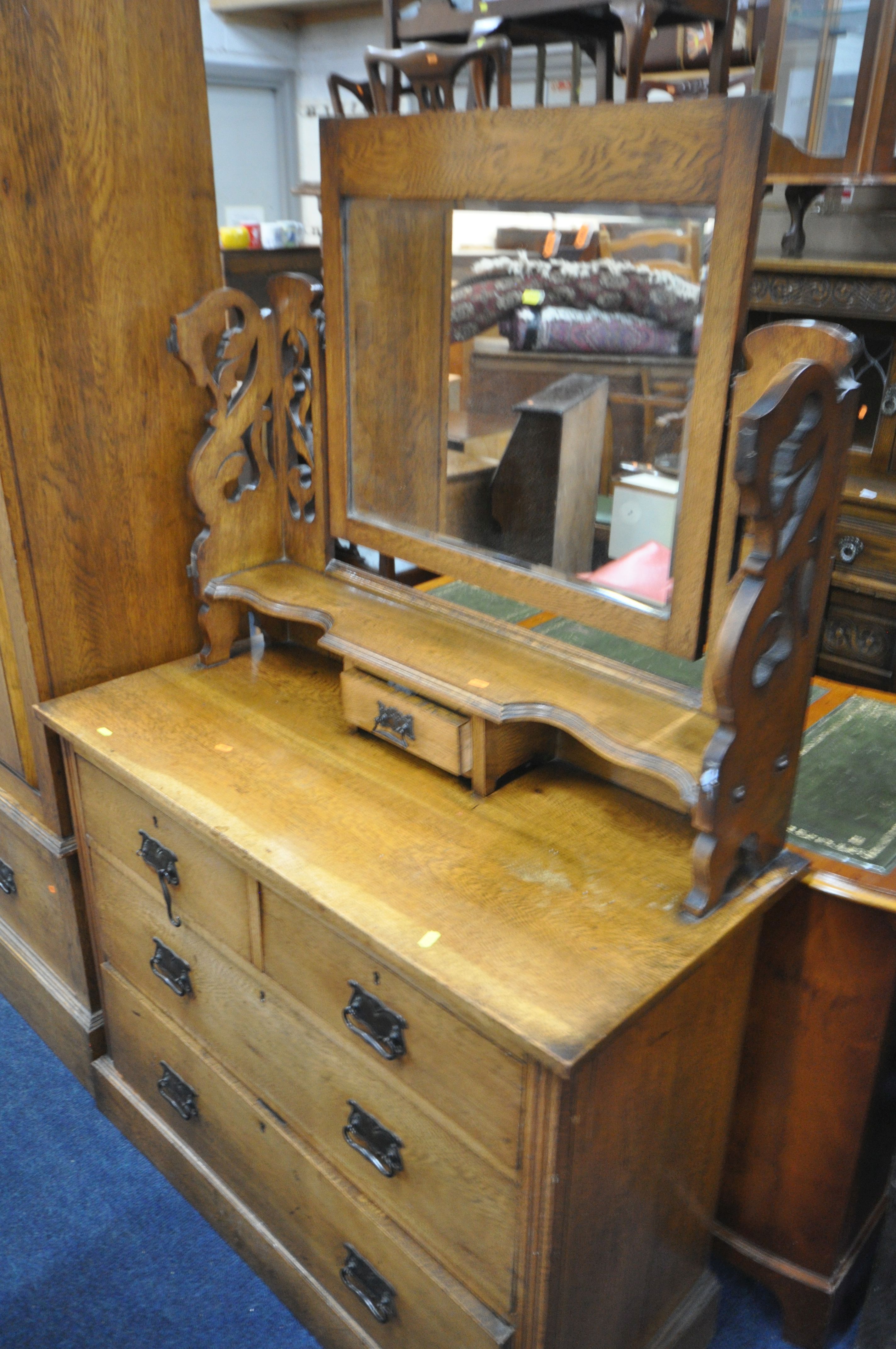 AN EARLY 20TH CENTURY CARVED OAK BEDROOM SUITE, comprising a single mirror door wardrobe, with a - Image 3 of 3