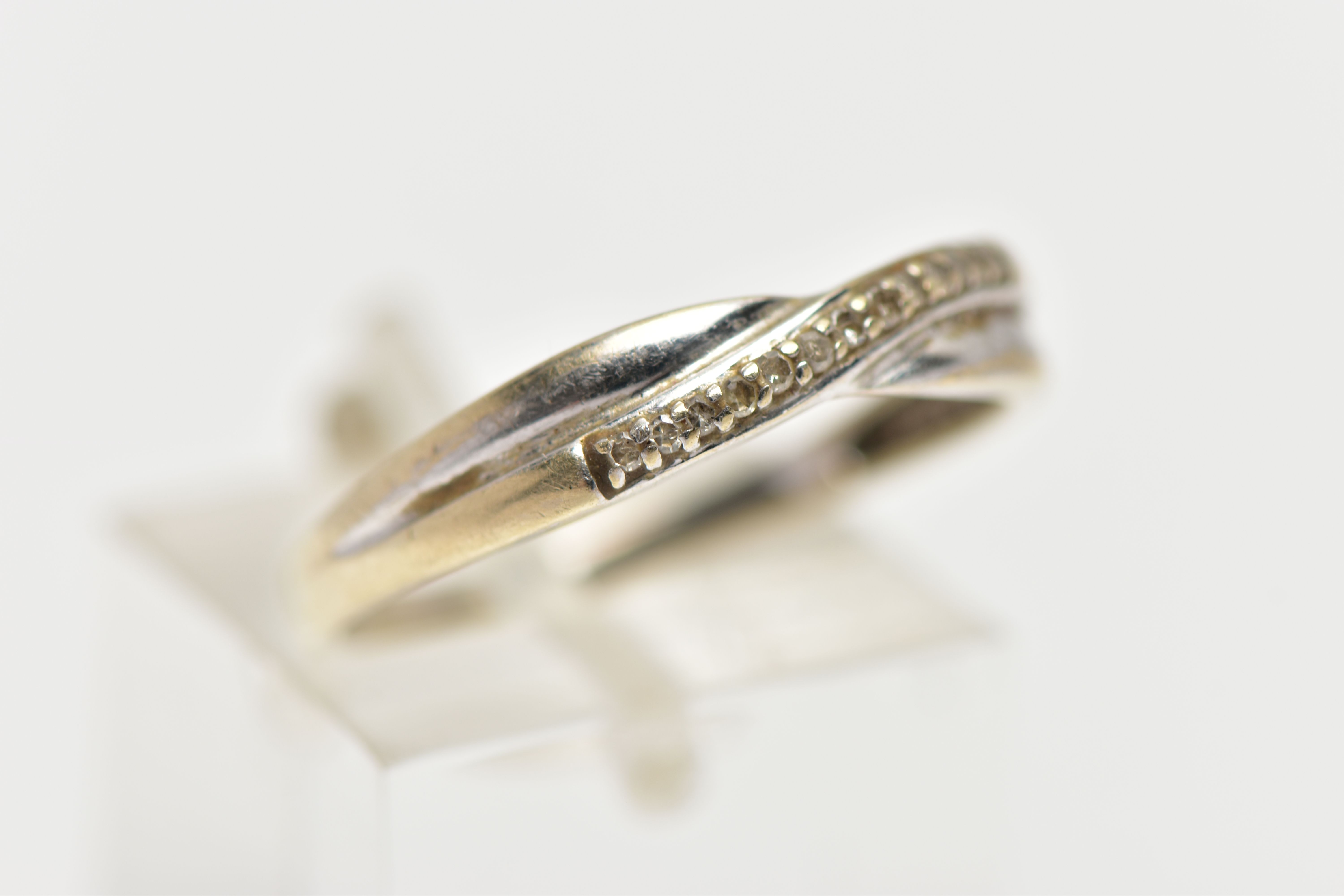 A 9CT WHITE GOLD DIAMOND DRESS RING, the single cut diamond line, set across an asymmetric plain - Bild 4 aus 4
