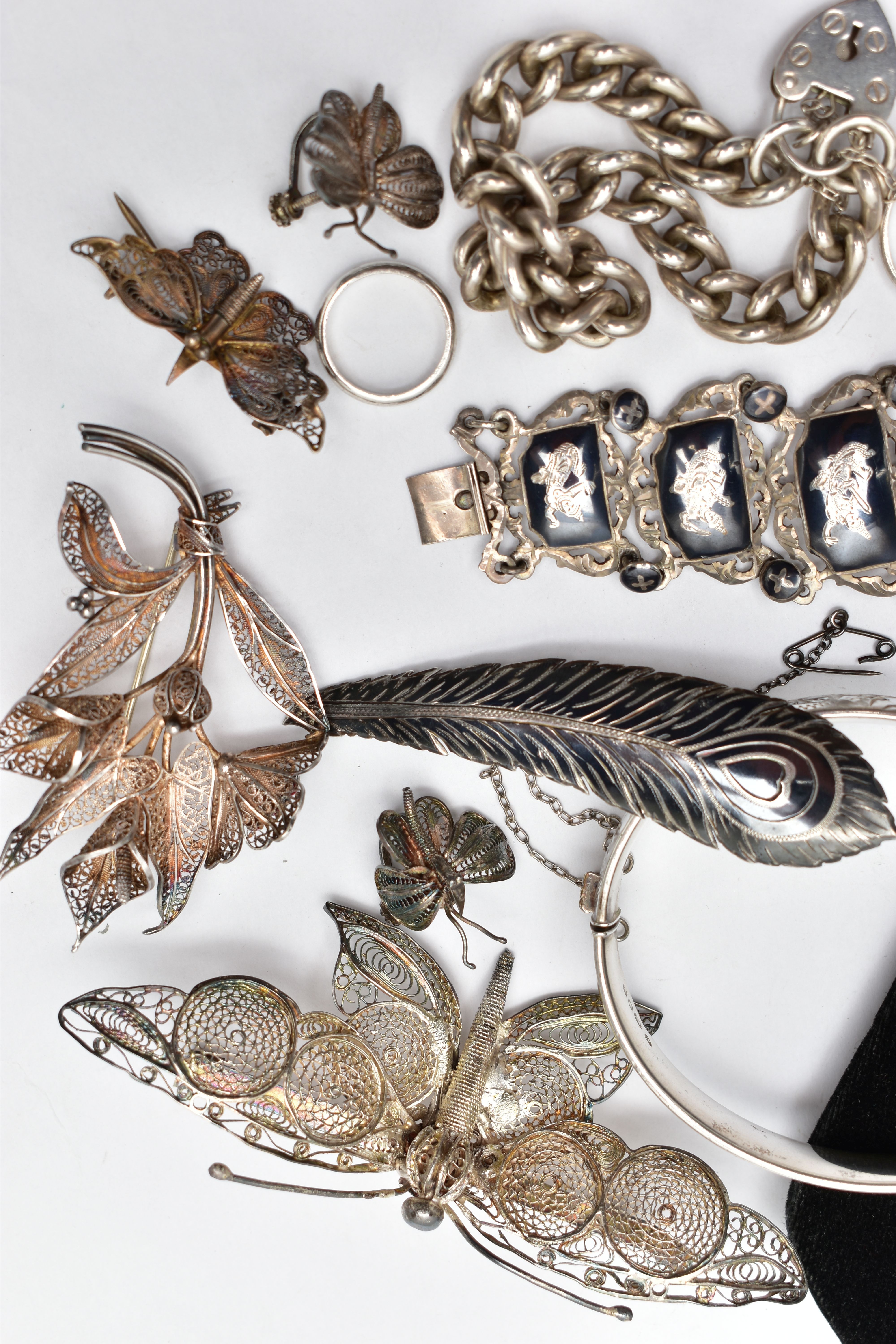 A SELECTION OF SILVER AND WHITE METAL JEWELLERY, to include a silver hinged bangle, hallmarked - Bild 5 aus 6