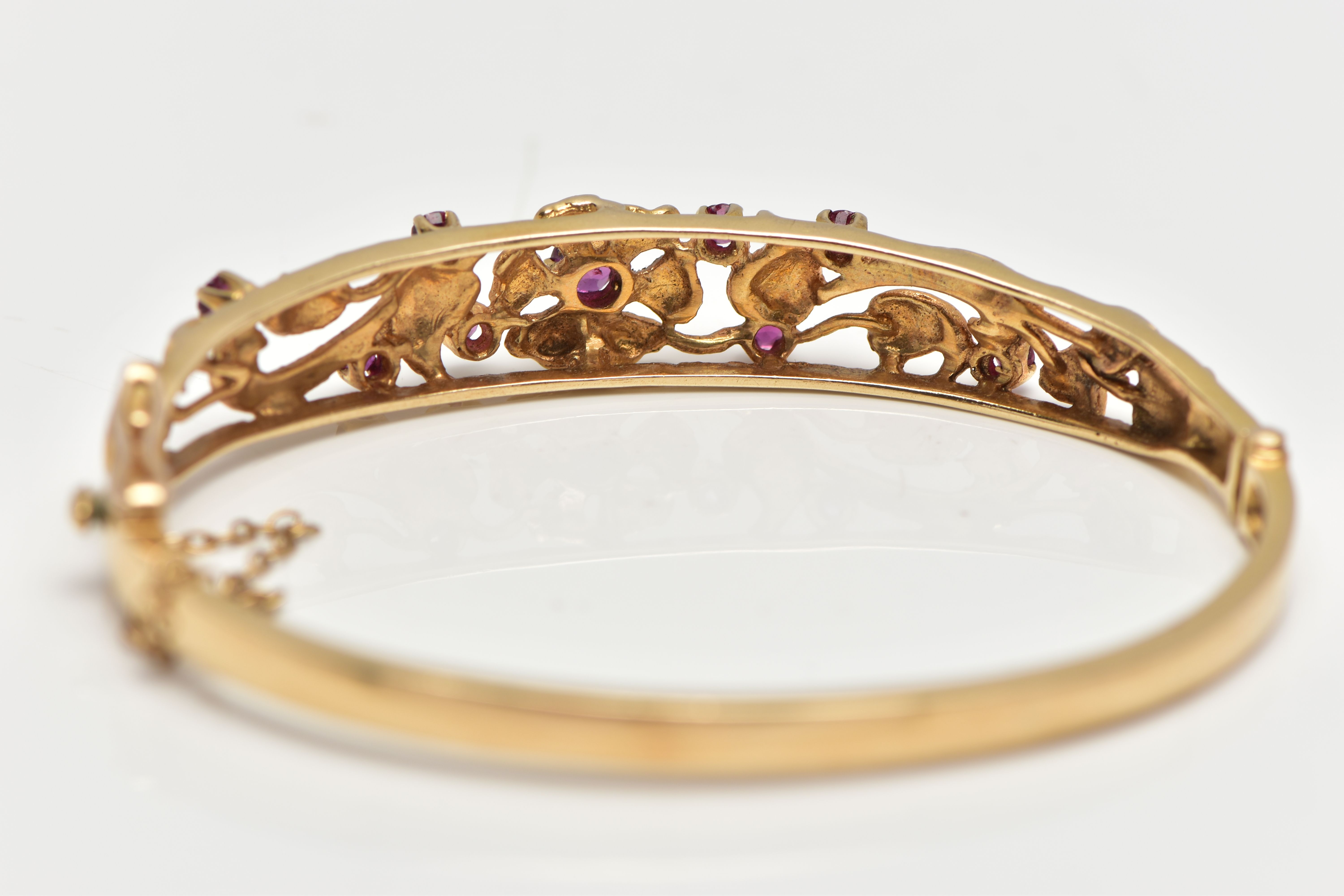 A 9CT GOLD FLORAL BANGLE, a yellow gold oval form hinged bangle, open work textured detail set - Bild 4 aus 6