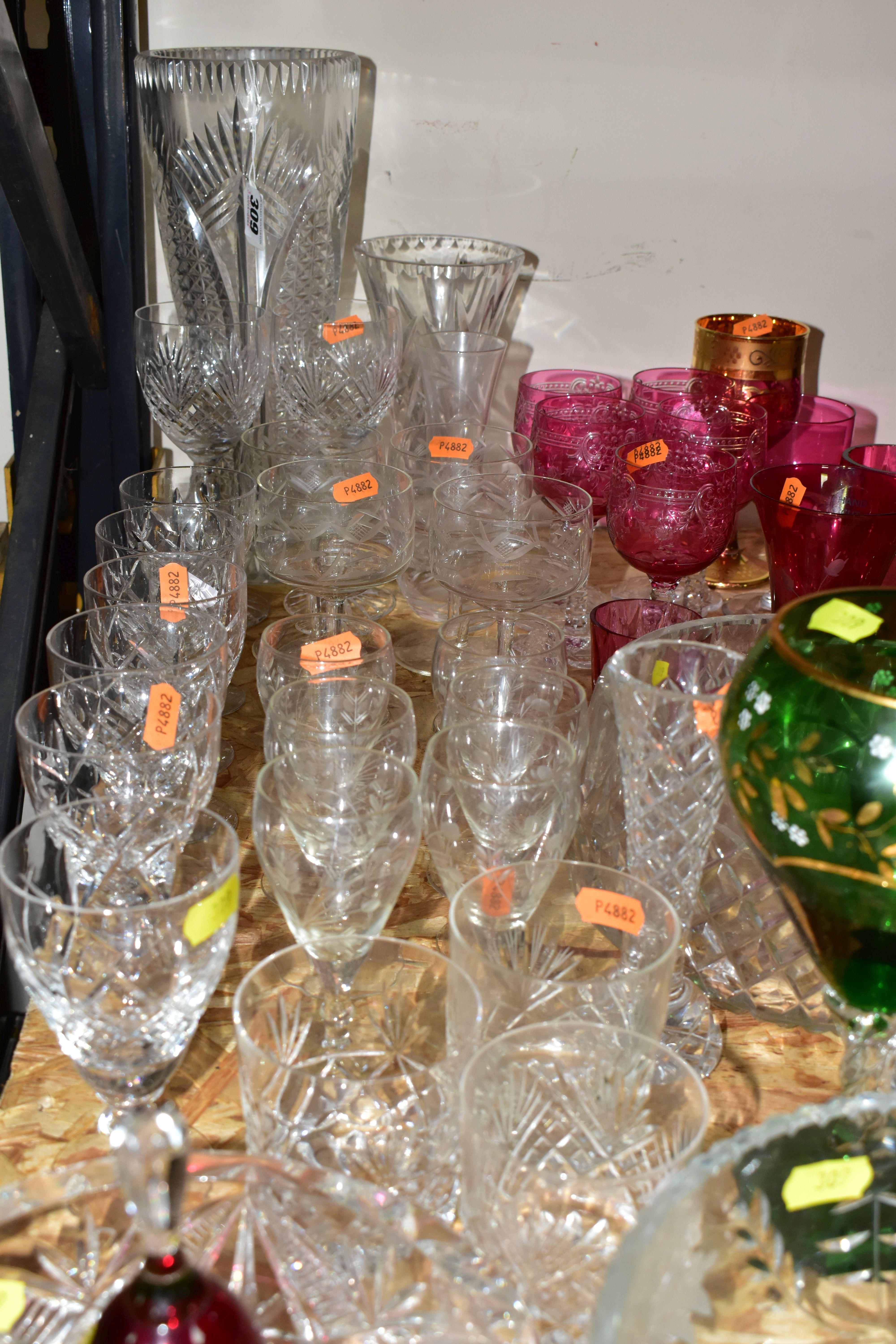 A QUANTITY OF CUT CRYSTAL AND OTHER GLASSWARES, comprising a Royal Doulton cranberry glass bell, - Bild 5 aus 8