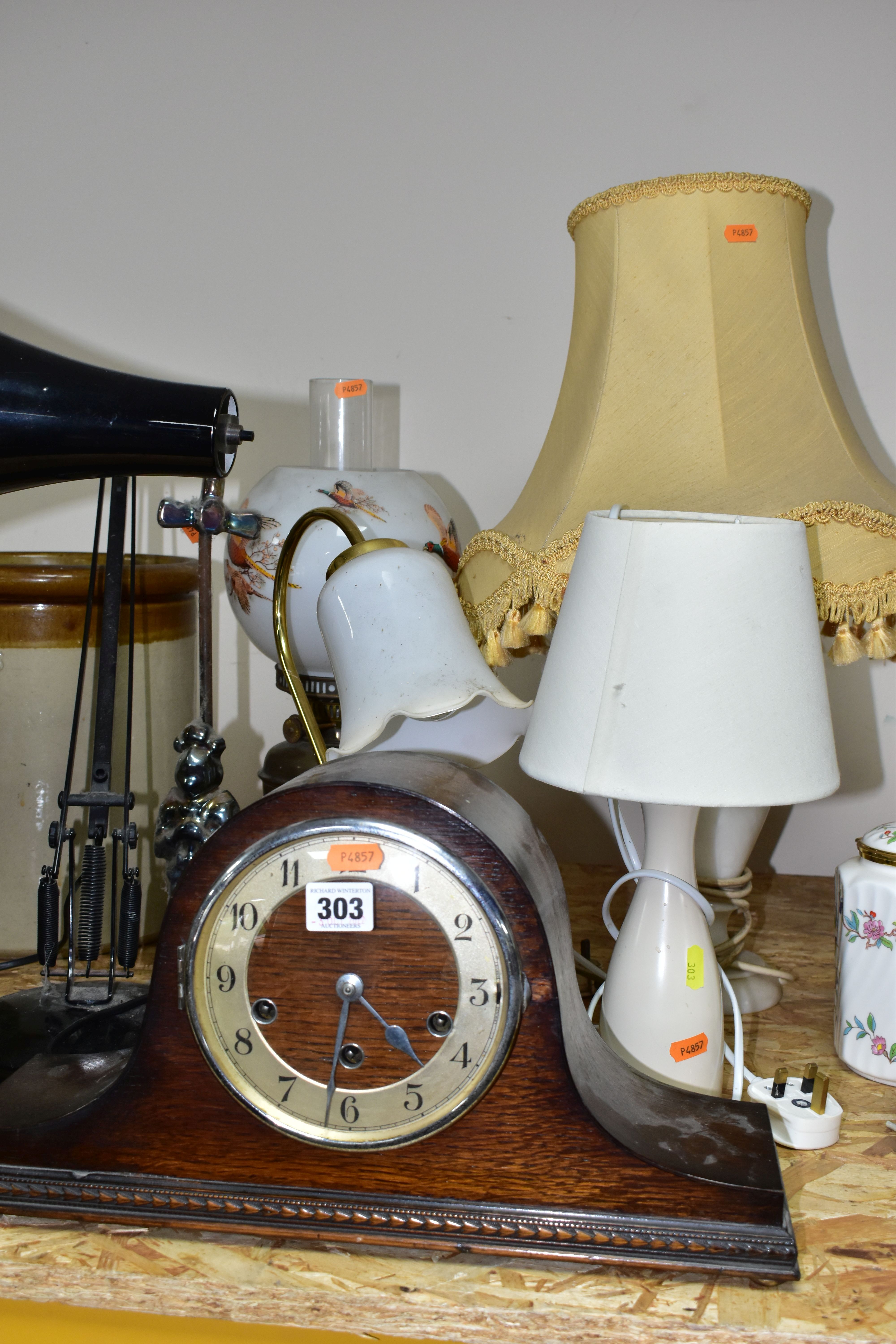 A GROUP OF LAMPS comprising an oak cased mantel clock (with key), three table lamps with shades, a - Bild 2 aus 4