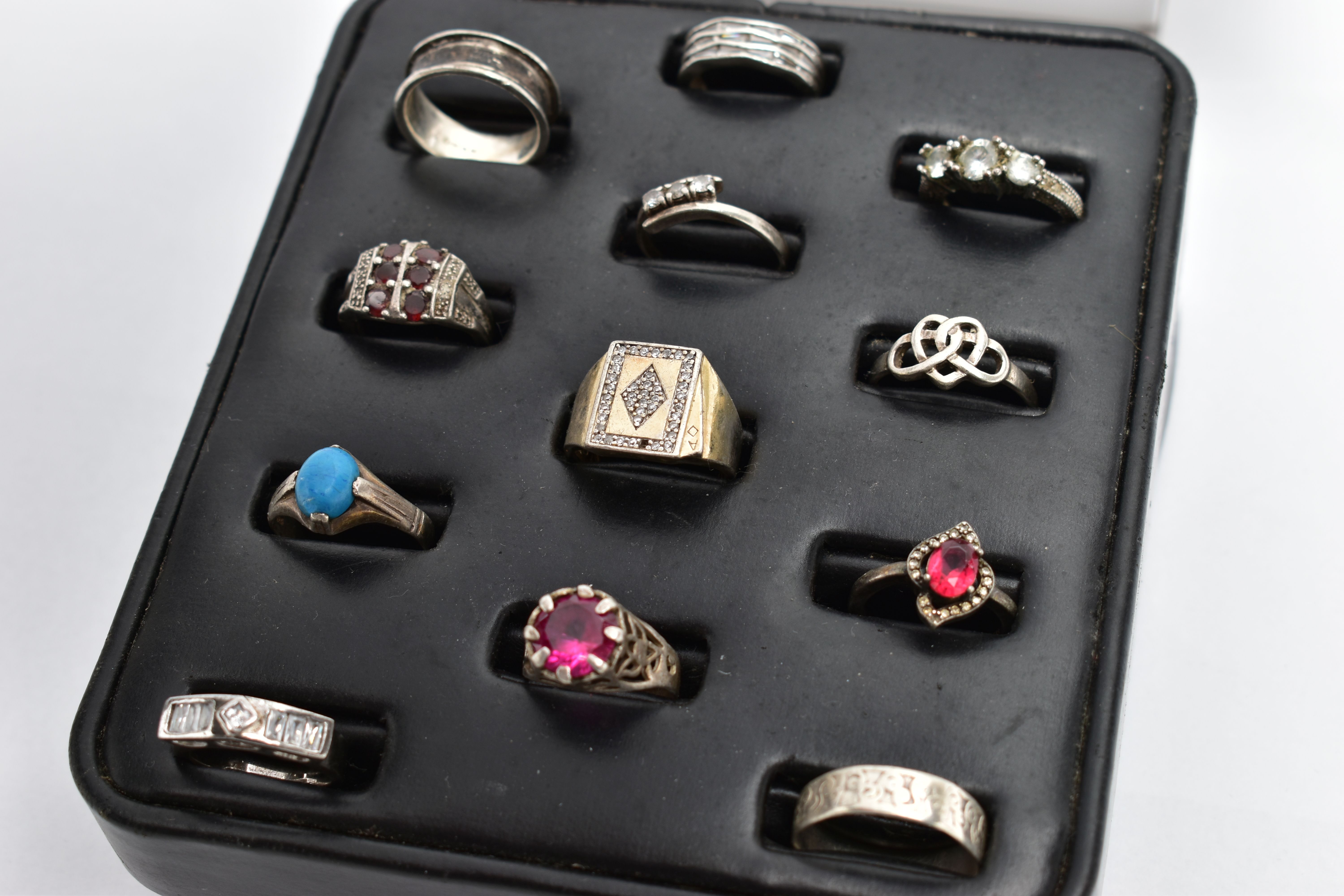 A SELECTION OF SILVER AND MAINLY WHITE METAL RINGS, sitting on a ring pad comprising twelve rings, - Bild 4 aus 5