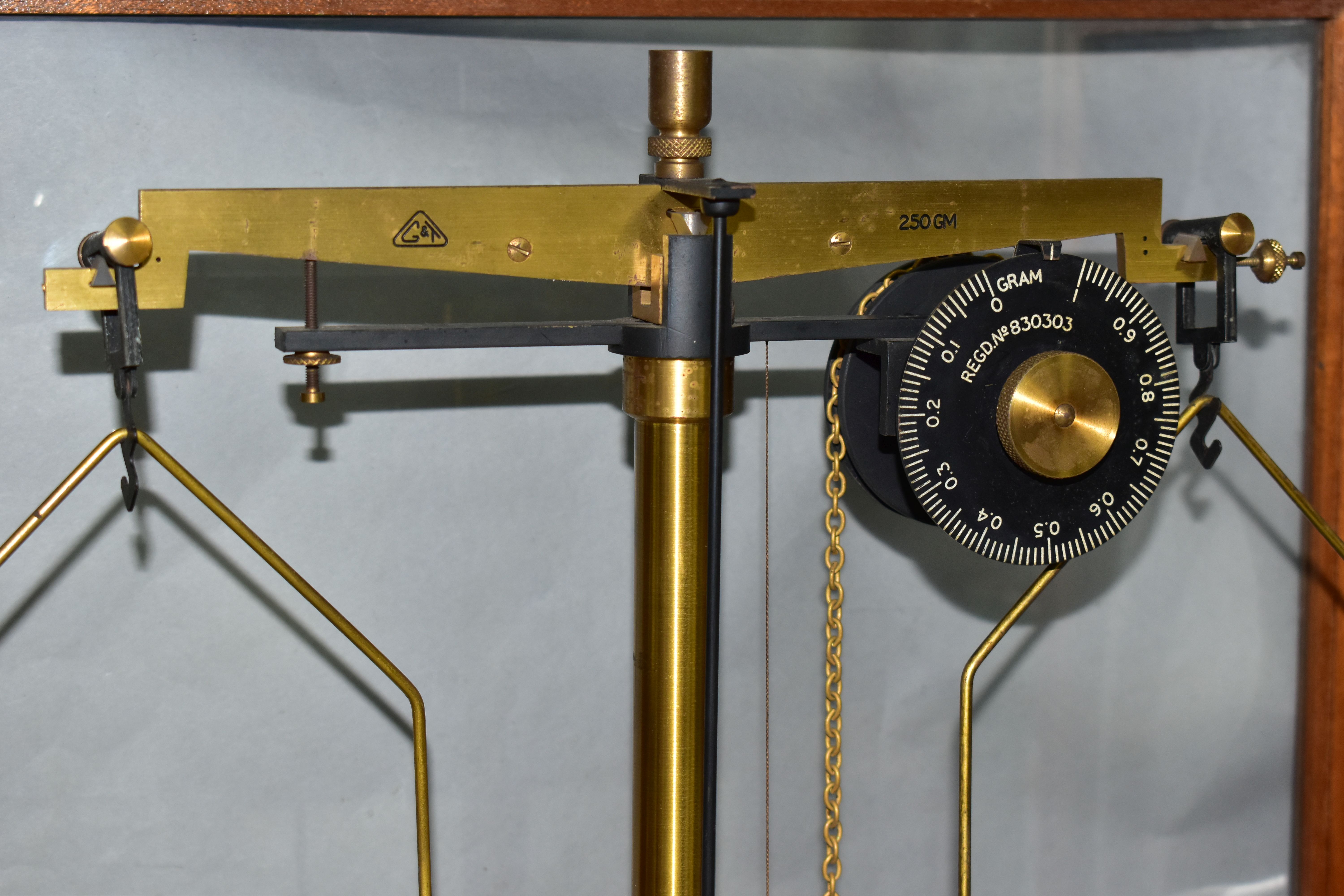 AN OAK CASED SET OF GRIFFIN & TATLOCK LTD SCIENTIFIC SCALES, the Bakelite base marked with maker's - Image 4 of 5