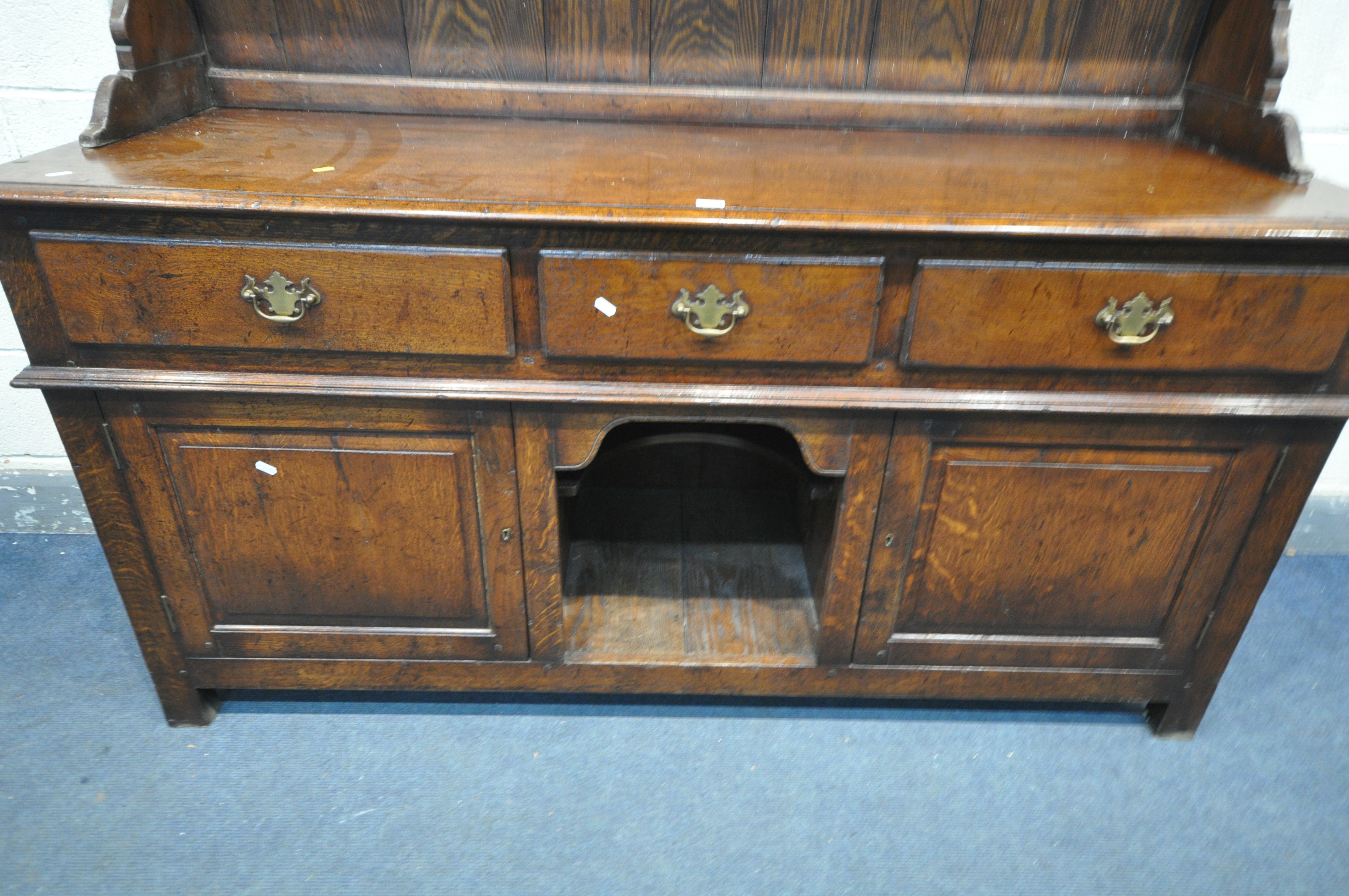 A REPRODUCTION GEORGIAN STYLE OAK DRESSER, with two shelves, over a base with three drawers, two - Bild 3 aus 5