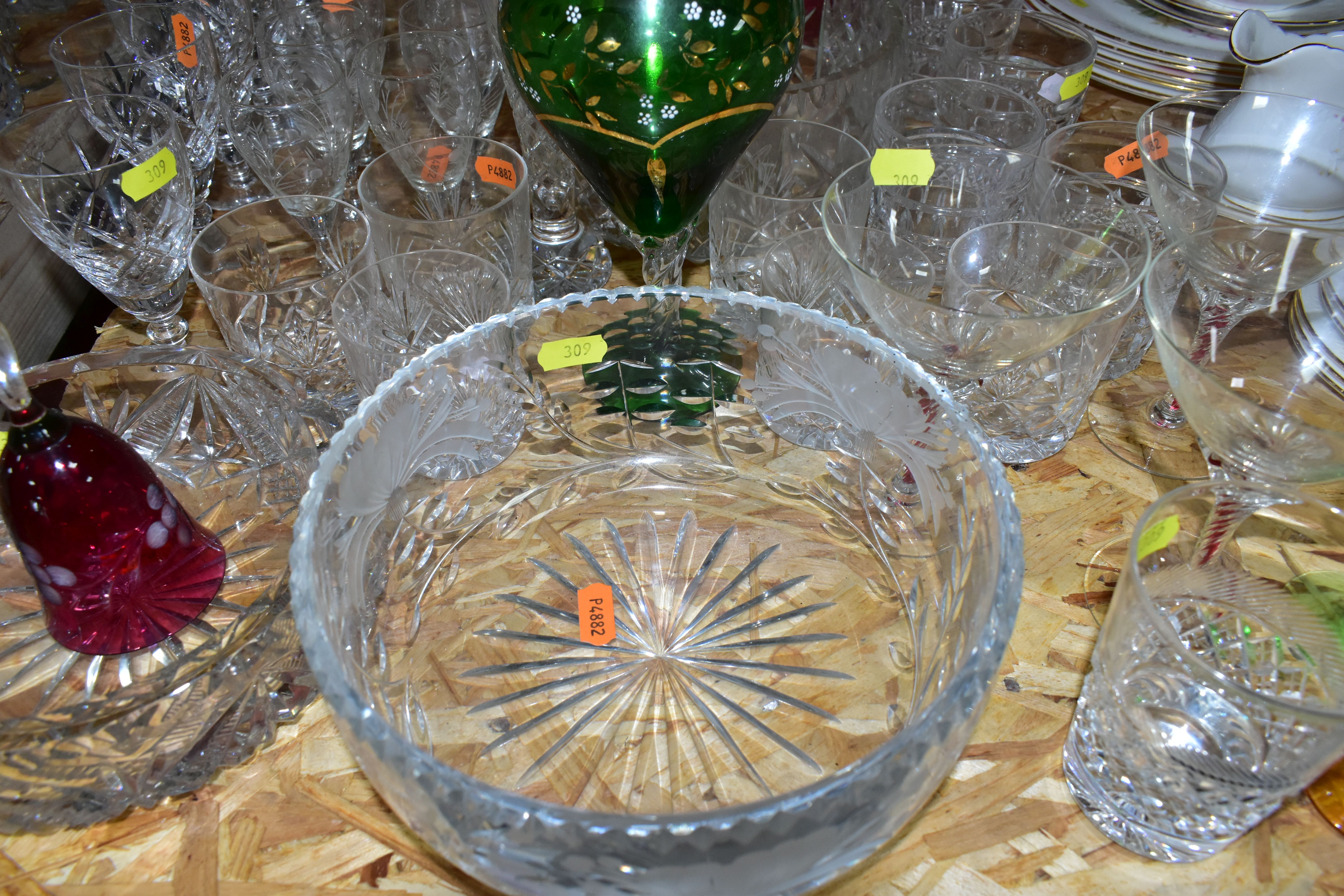 A QUANTITY OF CUT CRYSTAL AND OTHER GLASSWARES, comprising a Royal Doulton cranberry glass bell, - Bild 7 aus 8