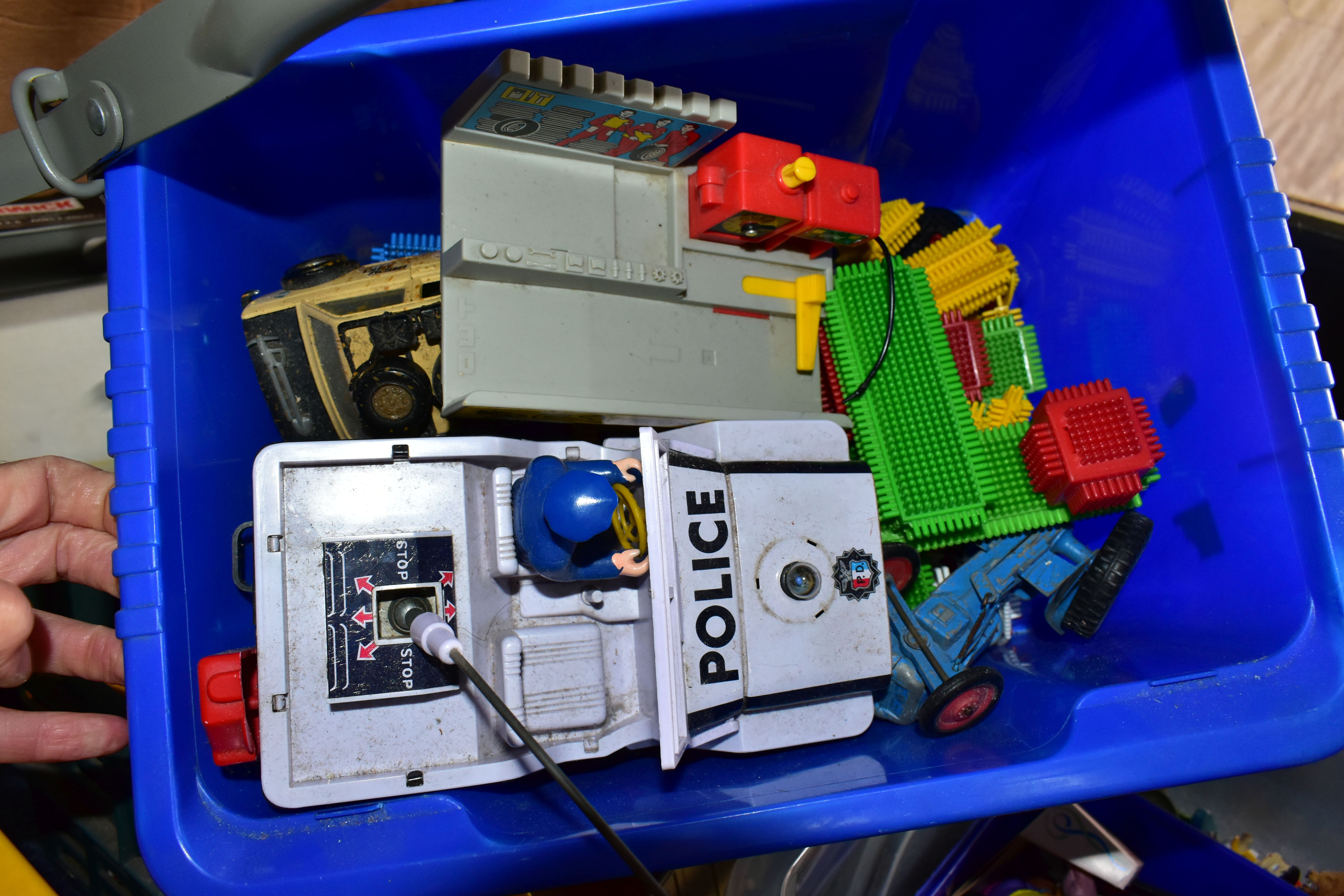 A QUANTITY OF VINTAGE TOYS AND GAMES ETC, to include Lego and Stickle Brick pieces, diecast - Bild 11 aus 14