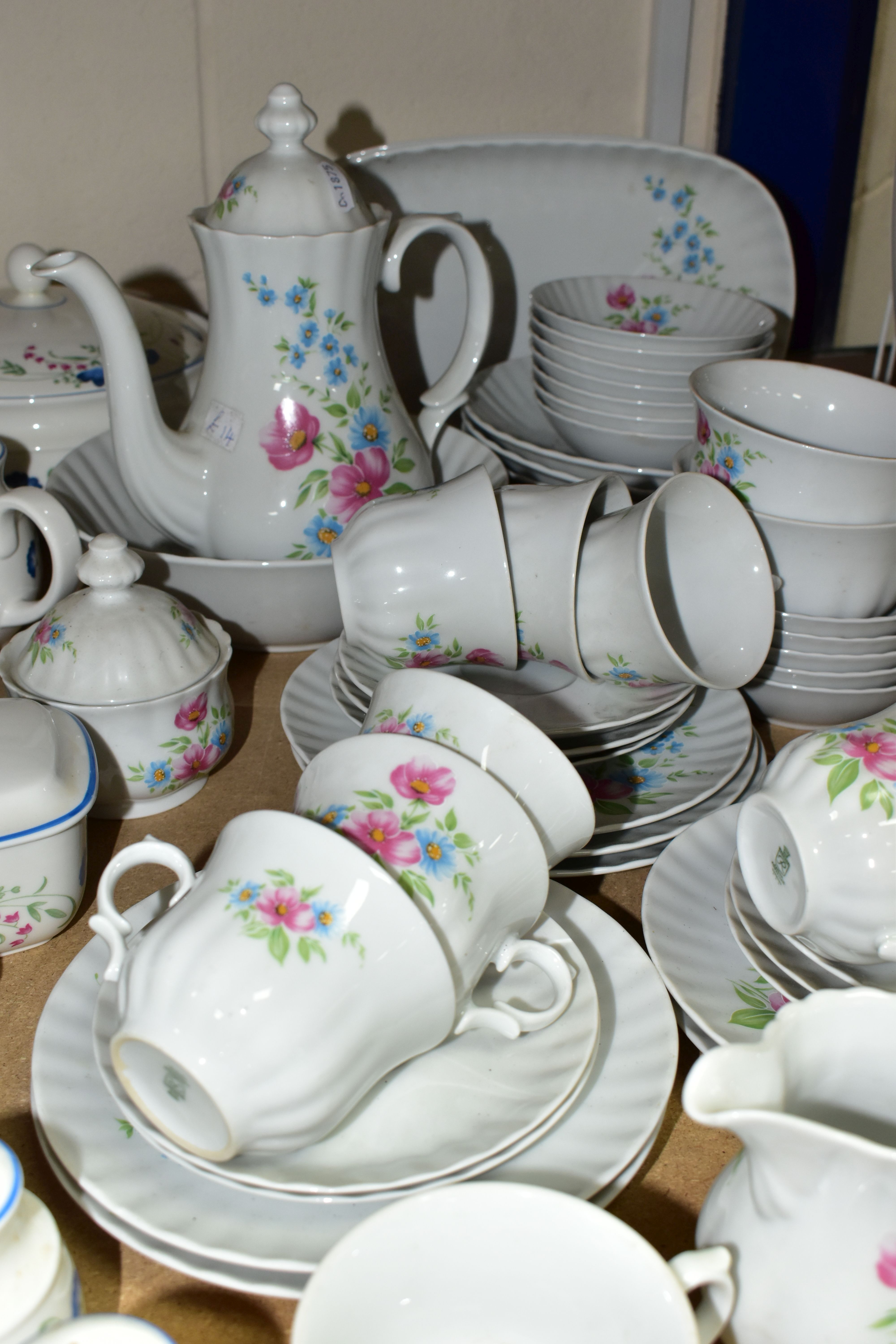 A GROUP OF TEAWARES AND CERAMICS, comprising Royal Doulton Expressions 'Windermere' pattern two - Image 3 of 7