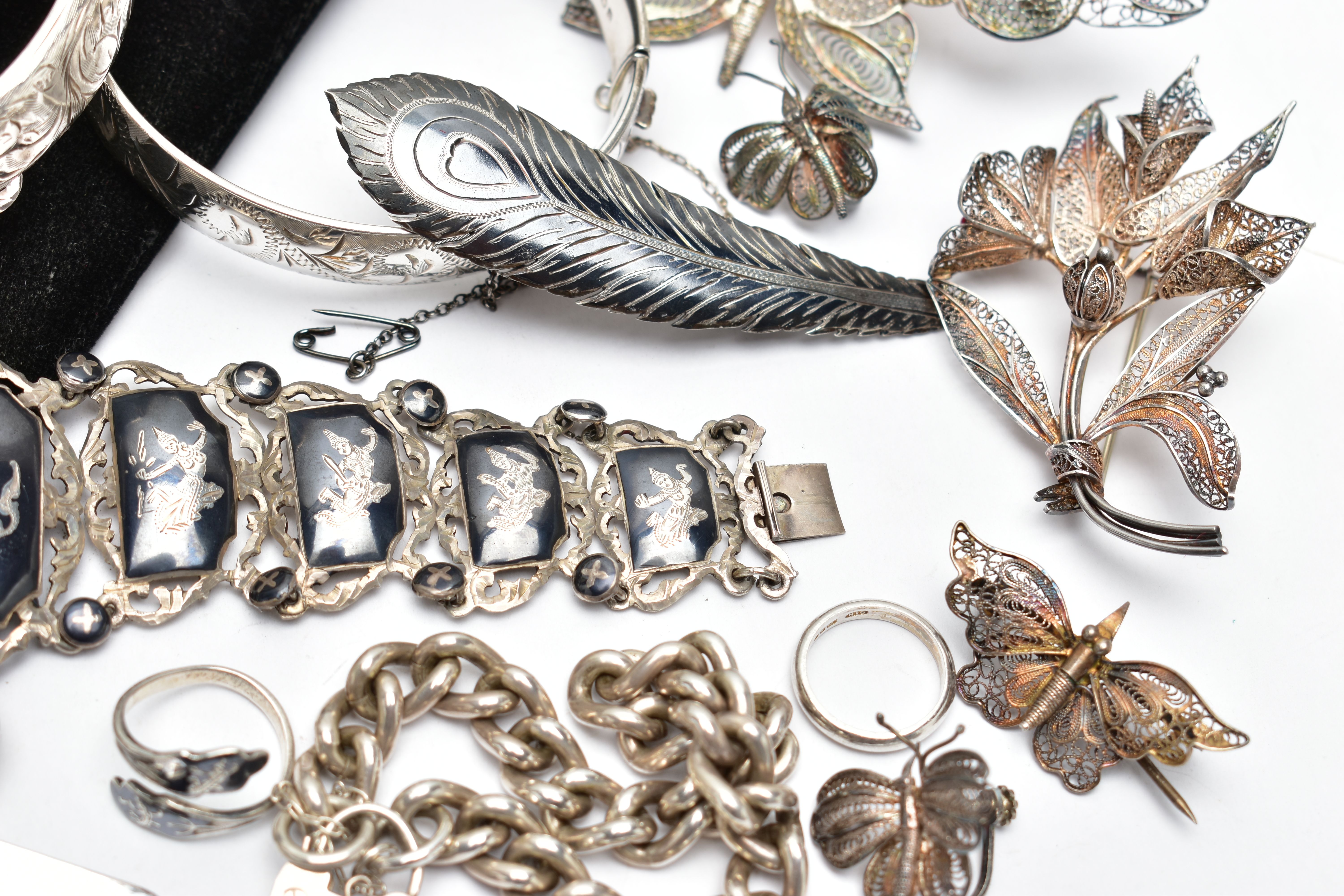 A SELECTION OF SILVER AND WHITE METAL JEWELLERY, to include a silver hinged bangle, hallmarked - Bild 4 aus 6