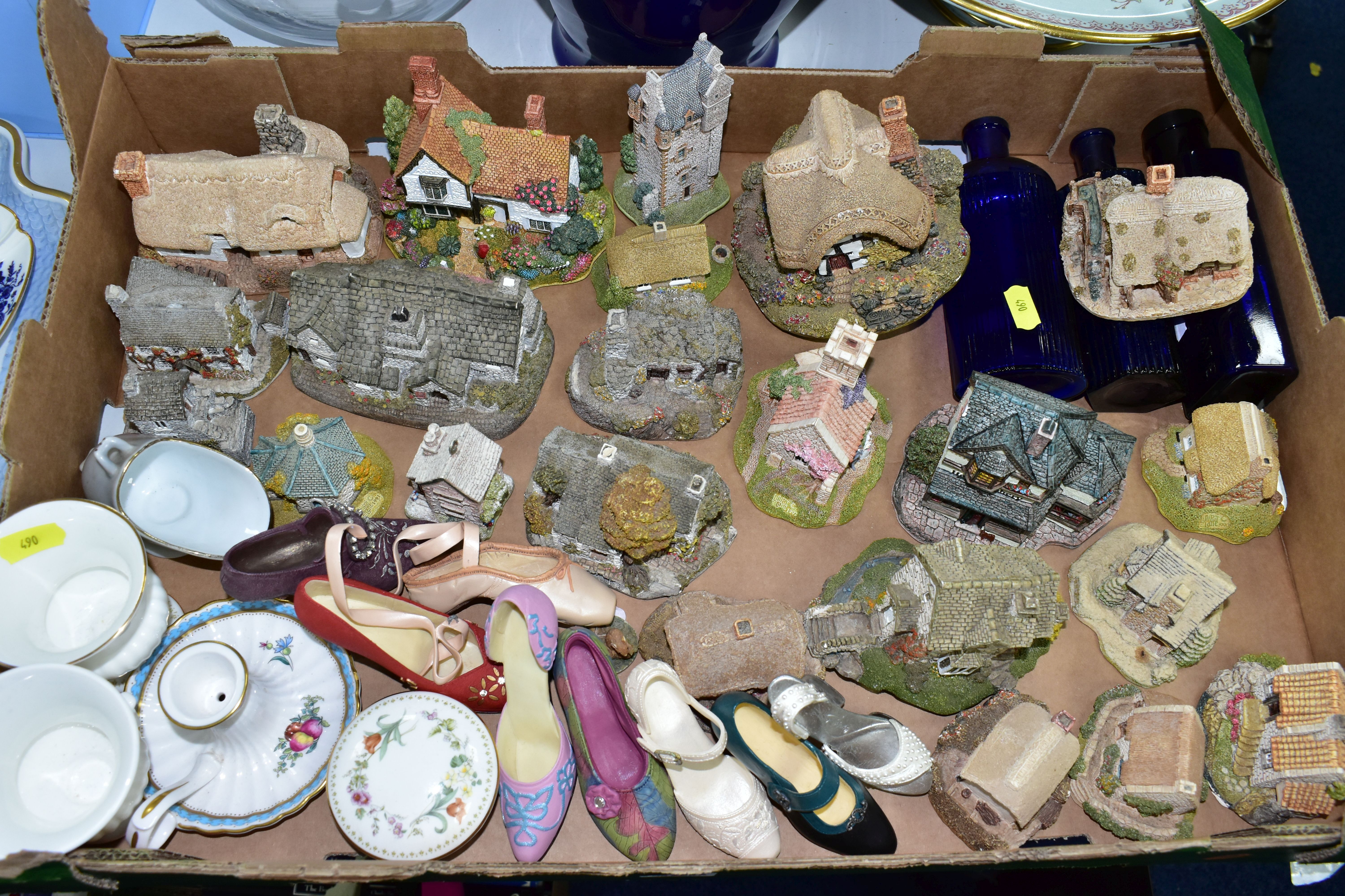 A BOX AND LOOSE CERAMICS, GLASS AND ORNAMENTS ETC, to include a Crown Devon cake stand, ceramic - Bild 2 aus 5